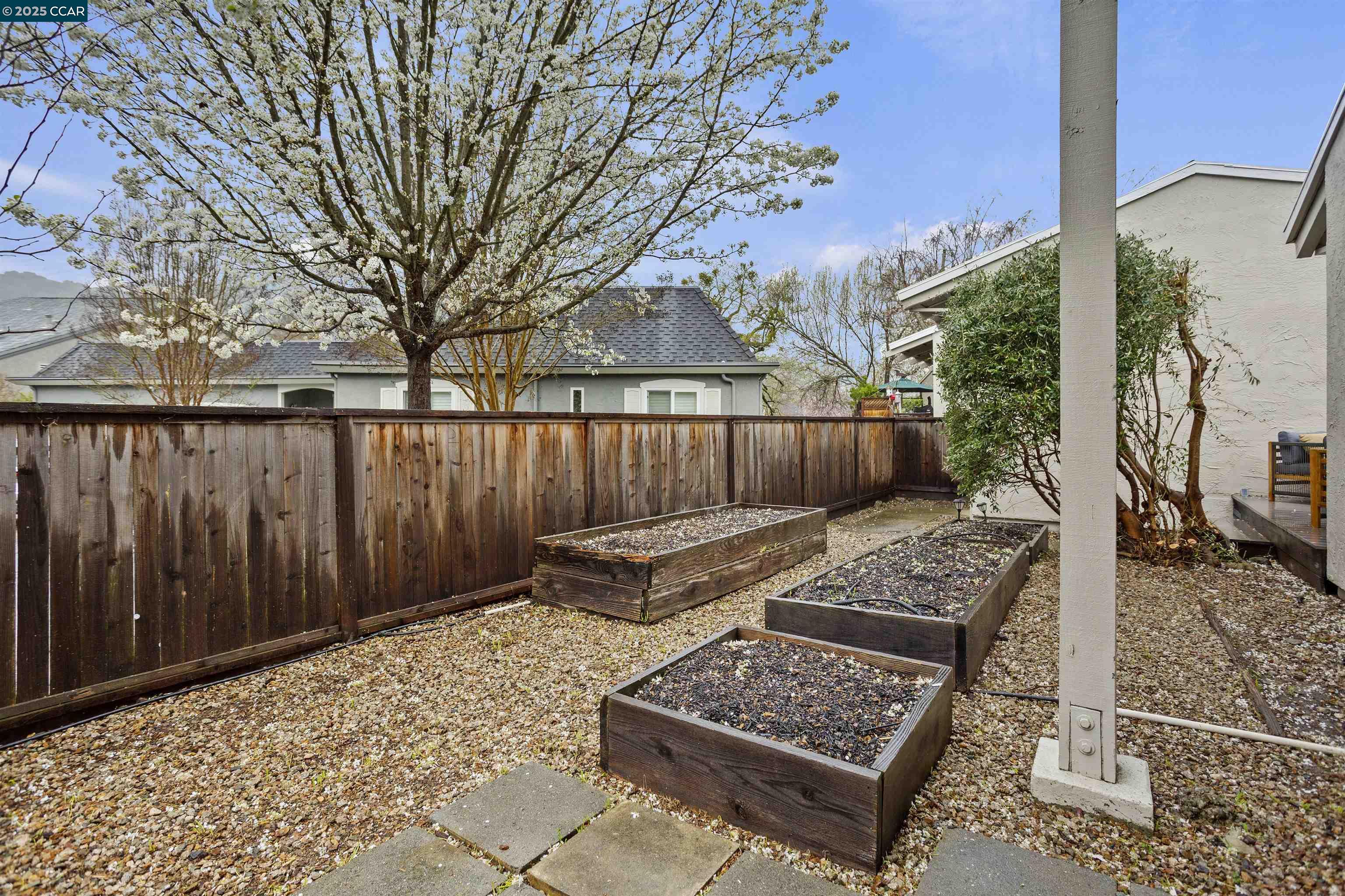 Detail Gallery Image 24 of 34 For 812 Country Club Dr, Moraga,  CA 94556 - 2 Beds | 2 Baths