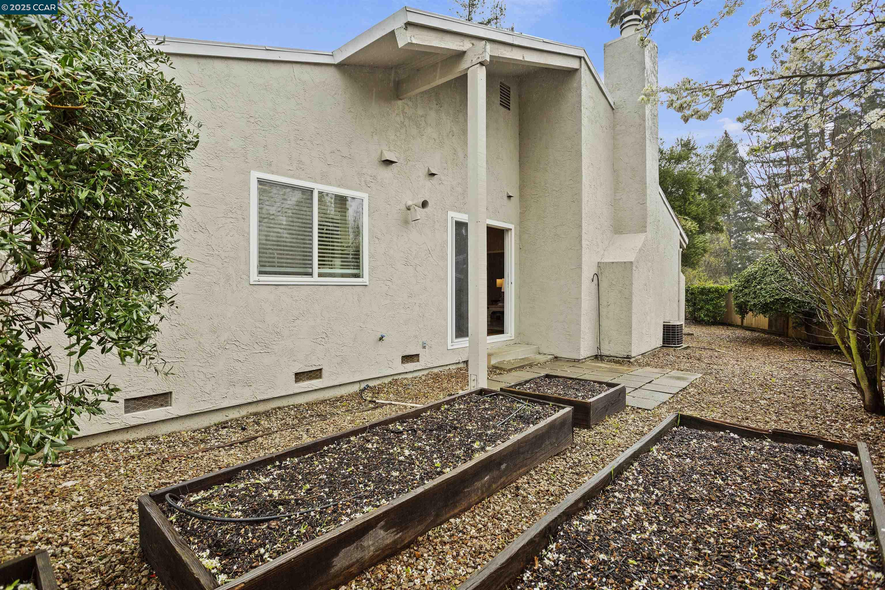 Detail Gallery Image 25 of 34 For 812 Country Club Dr, Moraga,  CA 94556 - 2 Beds | 2 Baths