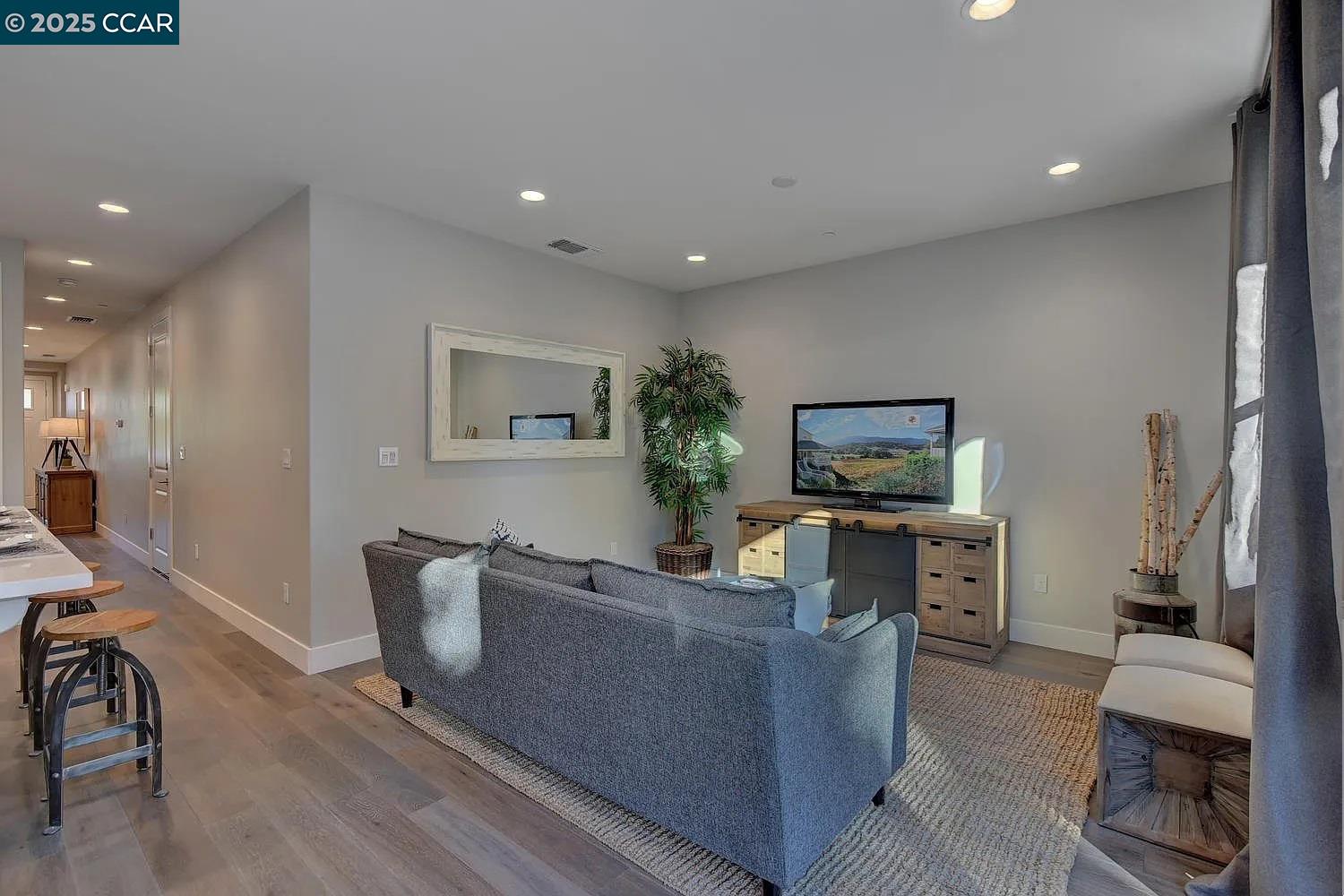 Detail Gallery Image 11 of 19 For 961 Prospect Ave, Santa Rosa,  CA 95409 - 4 Beds | 2/1 Baths
