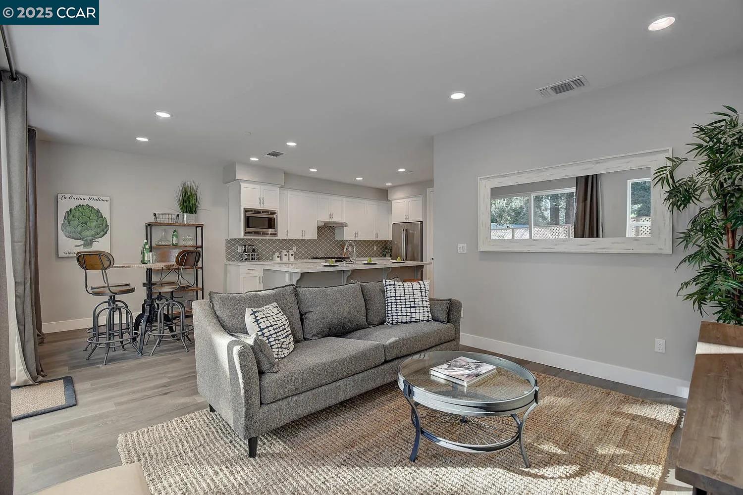 Detail Gallery Image 12 of 19 For 961 Prospect Ave, Santa Rosa,  CA 95409 - 4 Beds | 2/1 Baths