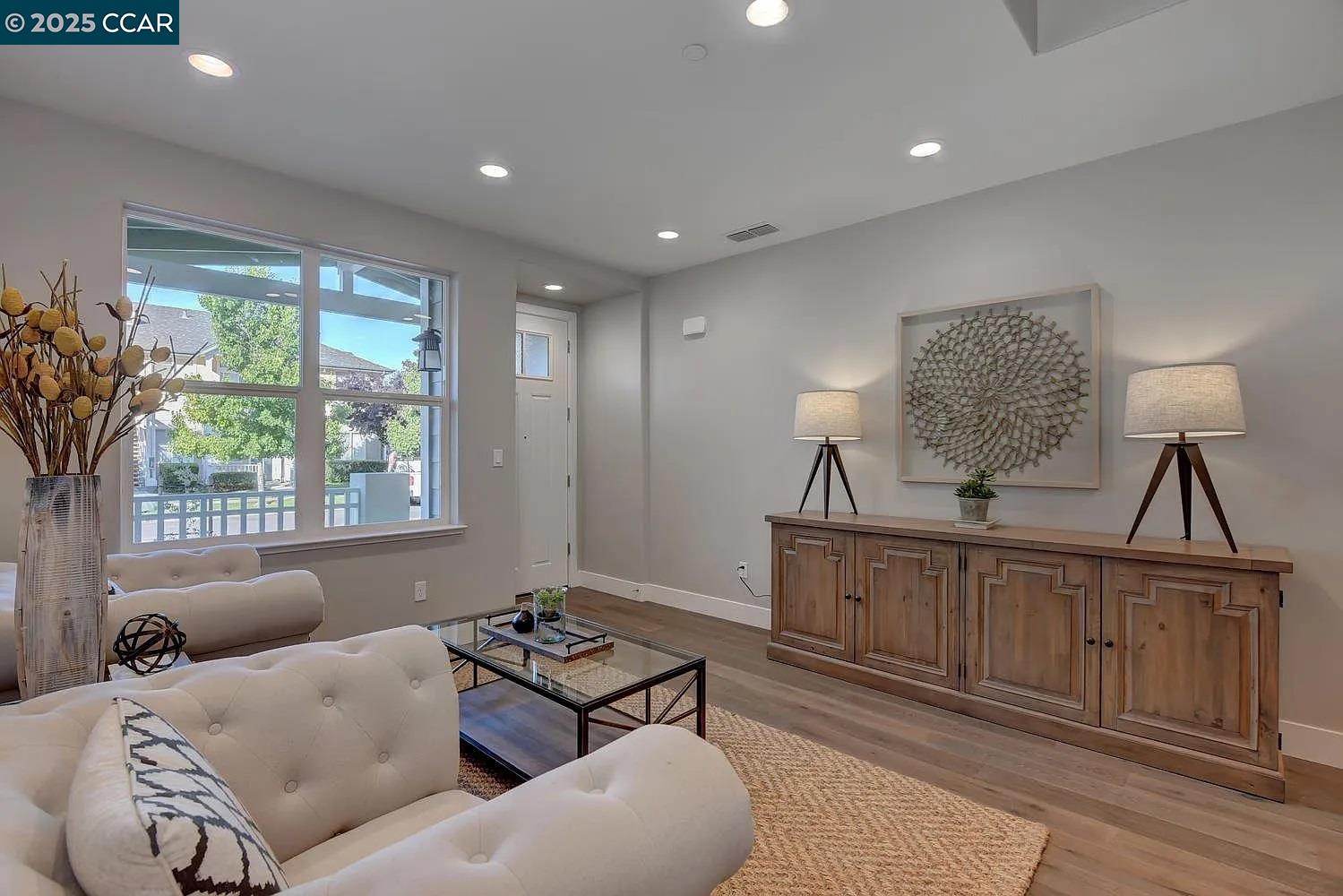 Detail Gallery Image 4 of 19 For 961 Prospect Ave, Santa Rosa,  CA 95409 - 4 Beds | 2/1 Baths