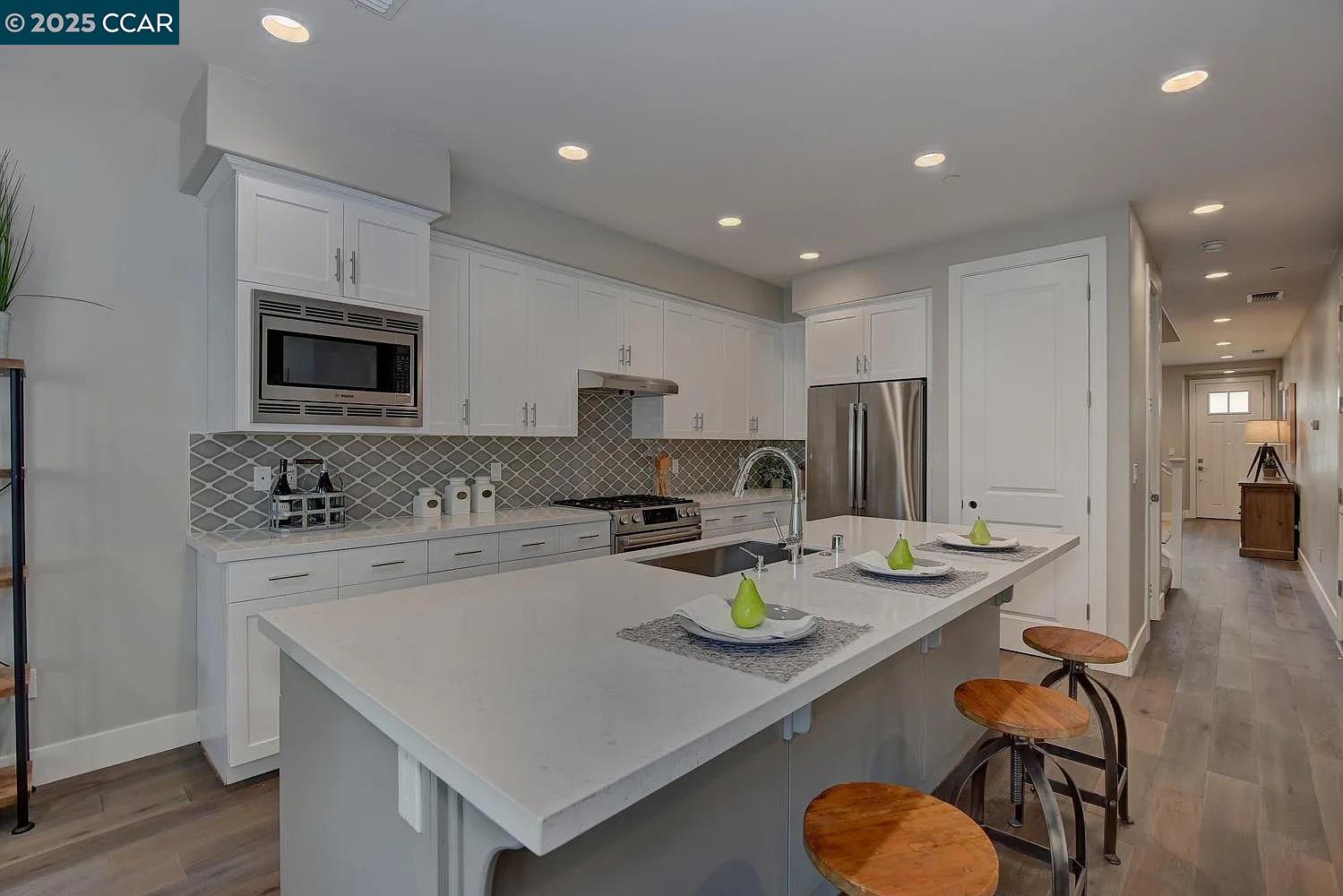 Detail Gallery Image 8 of 19 For 961 Prospect Ave, Santa Rosa,  CA 95409 - 4 Beds | 2/1 Baths