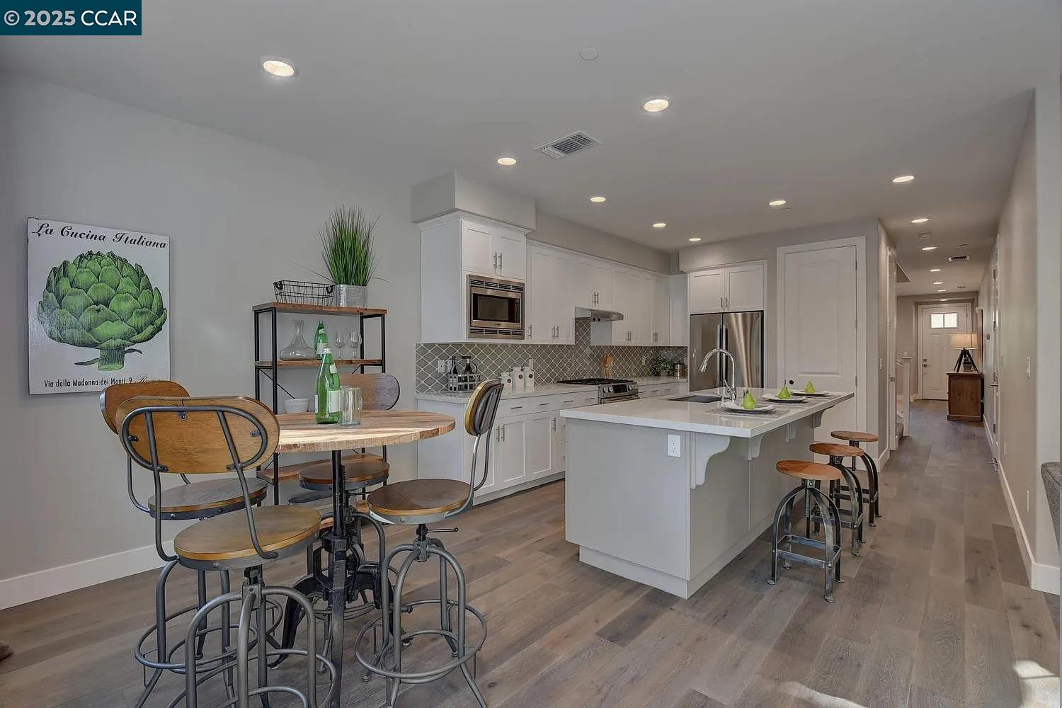 Detail Gallery Image 10 of 19 For 961 Prospect Ave, Santa Rosa,  CA 95409 - 4 Beds | 2/1 Baths