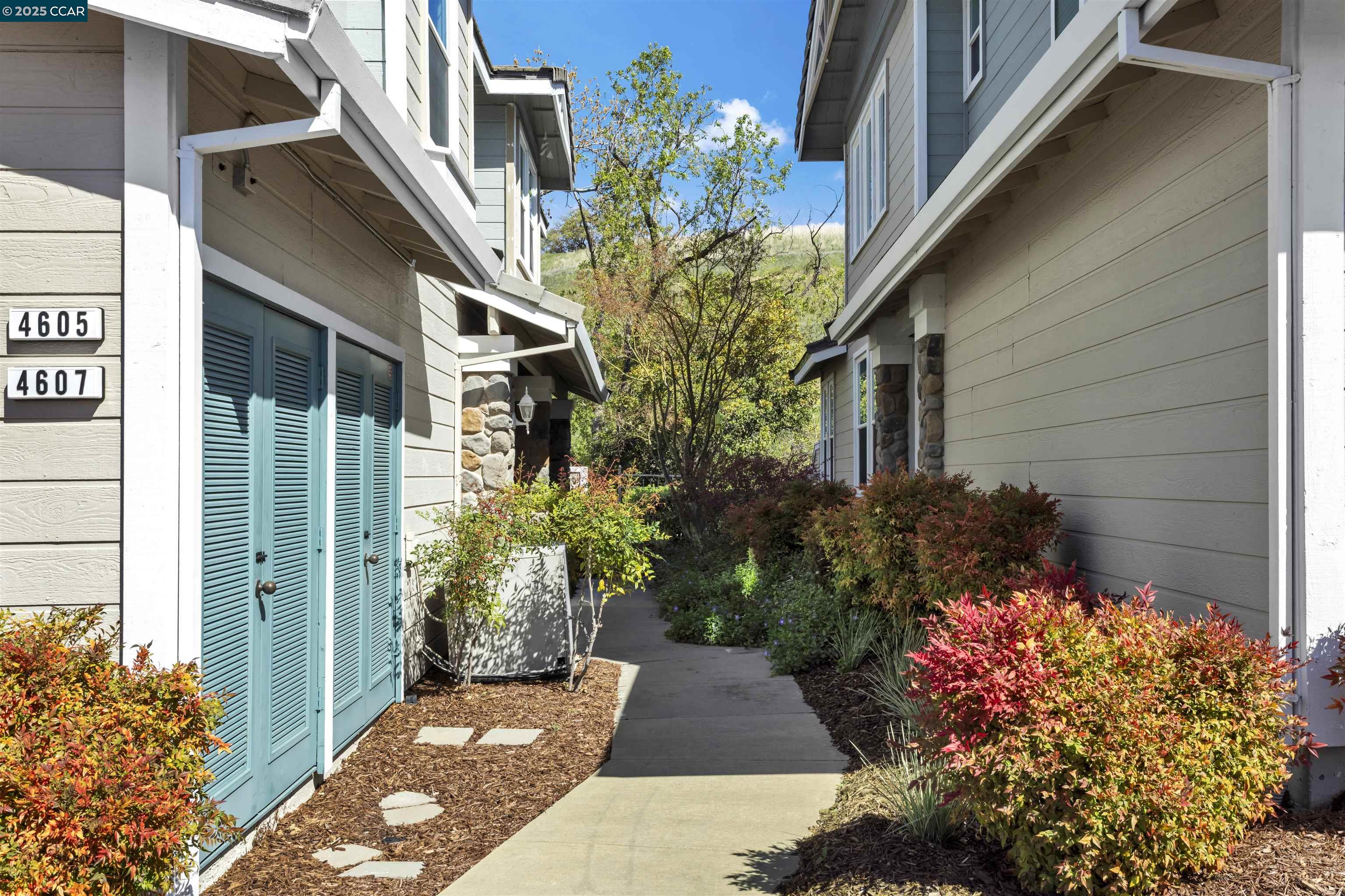 Detail Gallery Image 2 of 26 For 4605 Keller Ridge Dr, Clayton,  CA 94517 - 2 Beds | 2 Baths