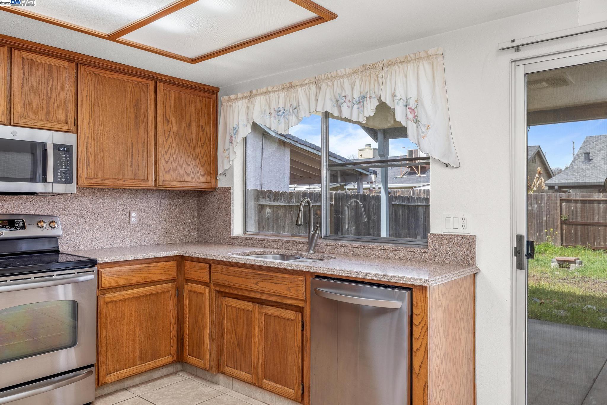 Detail Gallery Image 11 of 36 For 3809 Tumbleweed Ct, Modesto,  CA 95355 - 3 Beds | 2 Baths