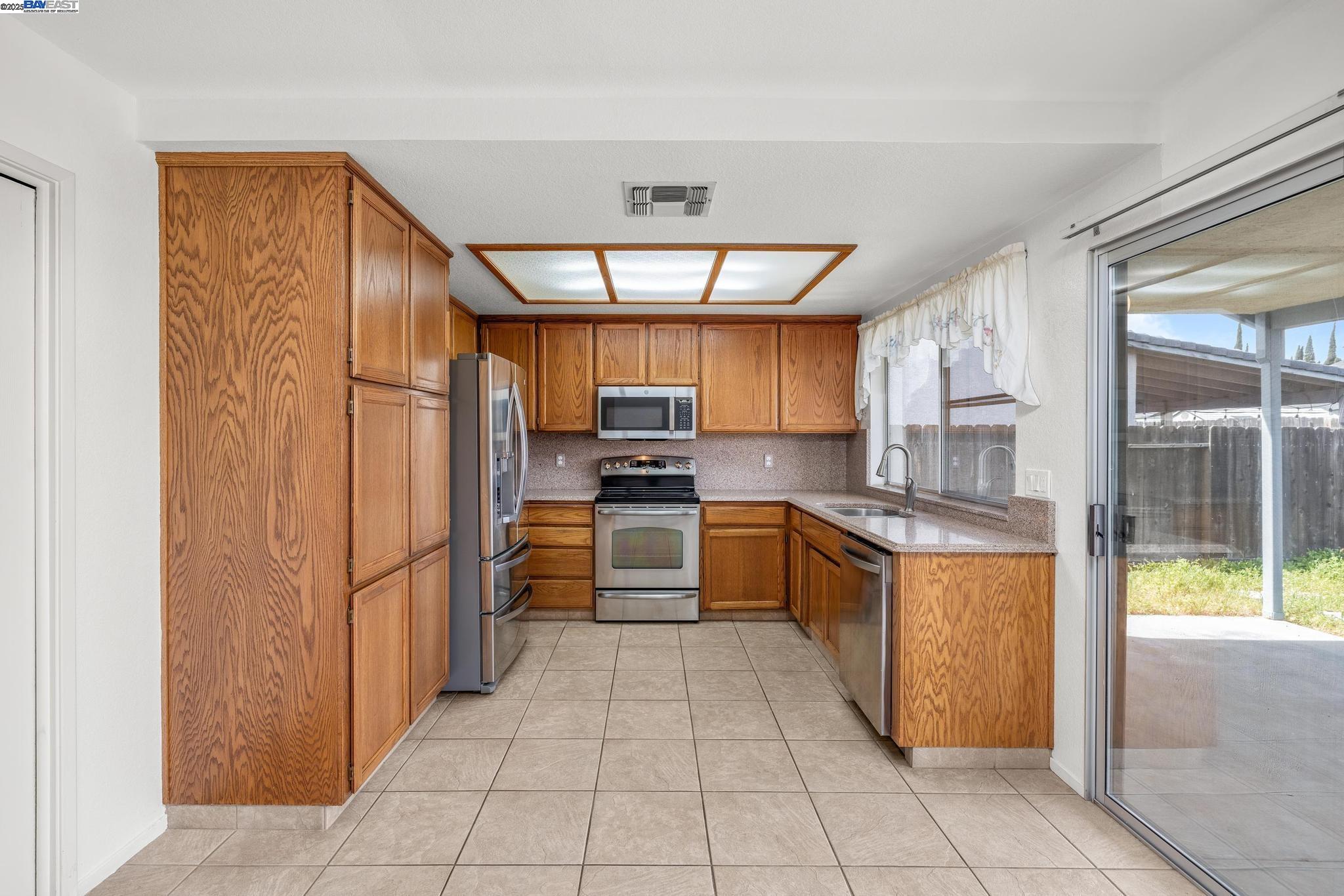 Detail Gallery Image 10 of 36 For 3809 Tumbleweed Ct, Modesto,  CA 95355 - 3 Beds | 2 Baths