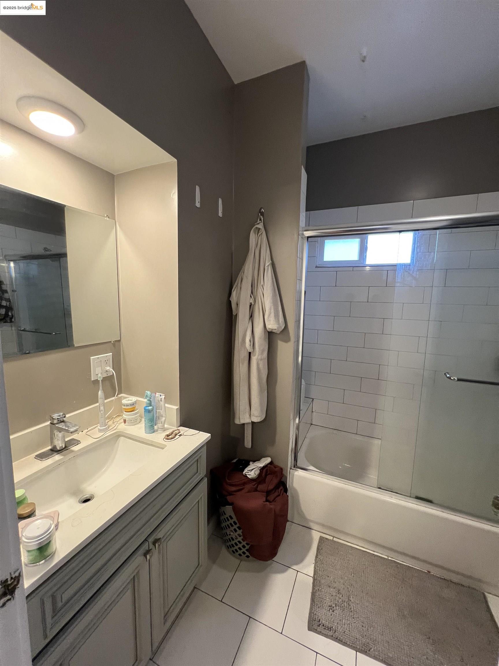 Detail Gallery Image 8 of 9 For 1534 Milvia St a,  Berkeley,  CA 94709 - 3 Beds | 2 Baths