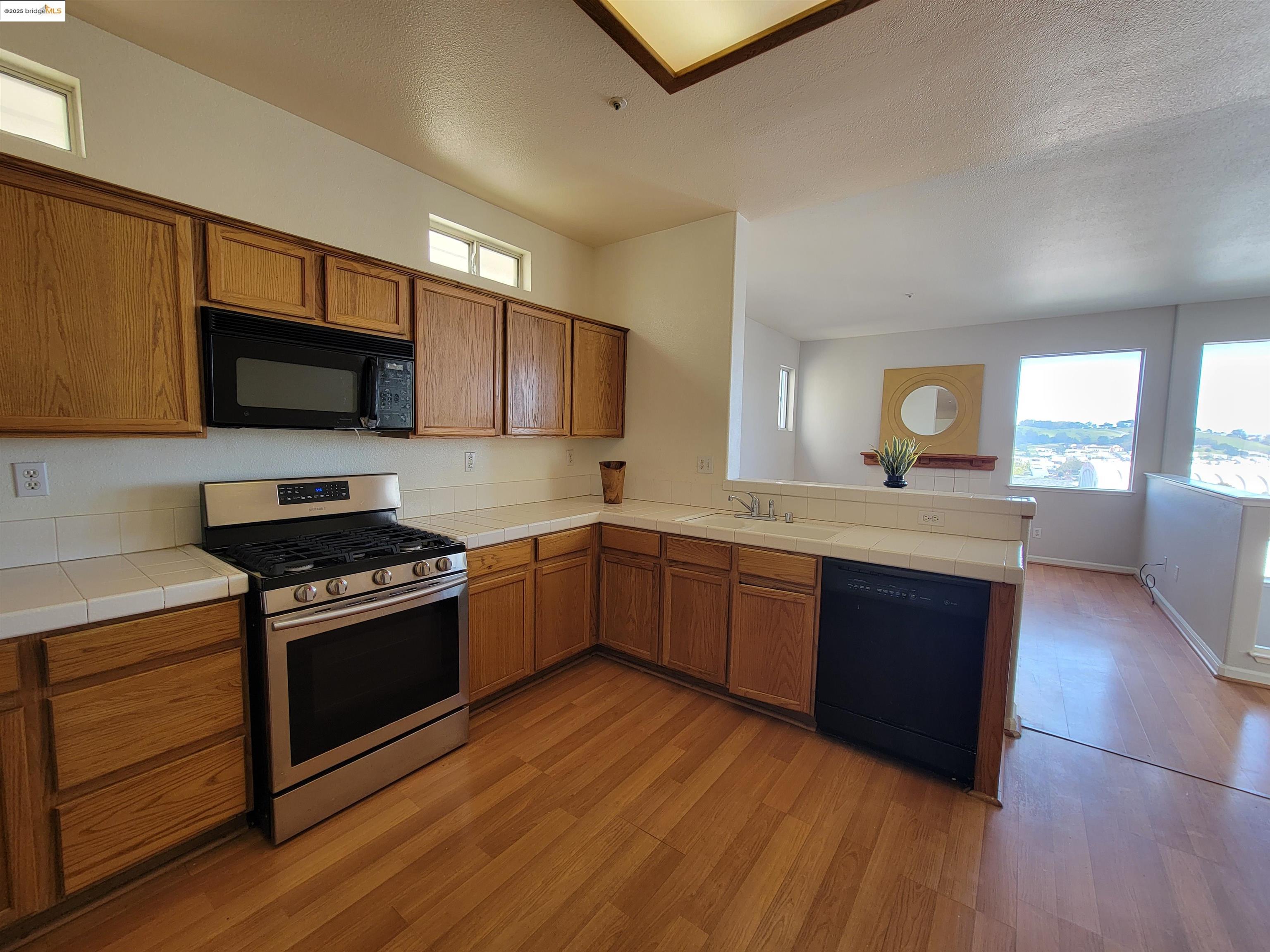 Detail Gallery Image 8 of 24 For 386 Bay Ridge Drive, Daly City,  CA 94014 - 4 Beds | 2/1 Baths