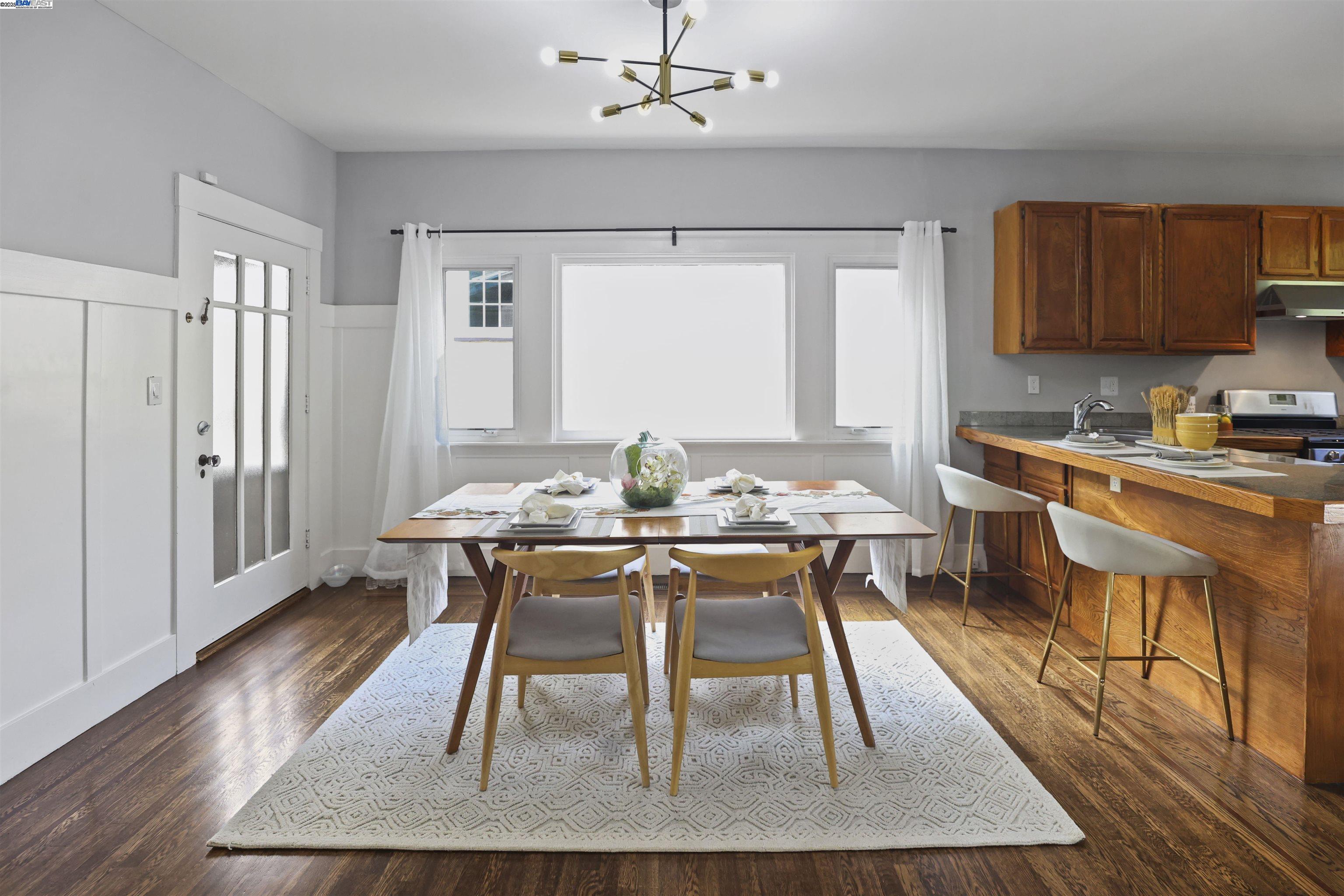 Detail Gallery Image 10 of 27 For 1361 Oakland Ave, Piedmont,  CA 94611 - 3 Beds | 2 Baths