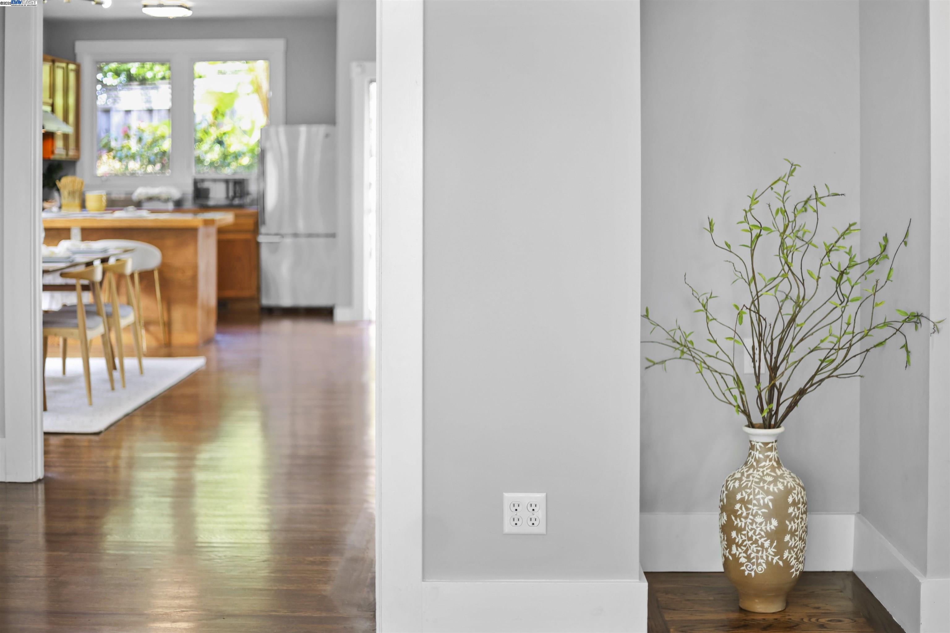 Detail Gallery Image 11 of 27 For 1361 Oakland Ave, Piedmont,  CA 94611 - 3 Beds | 2 Baths