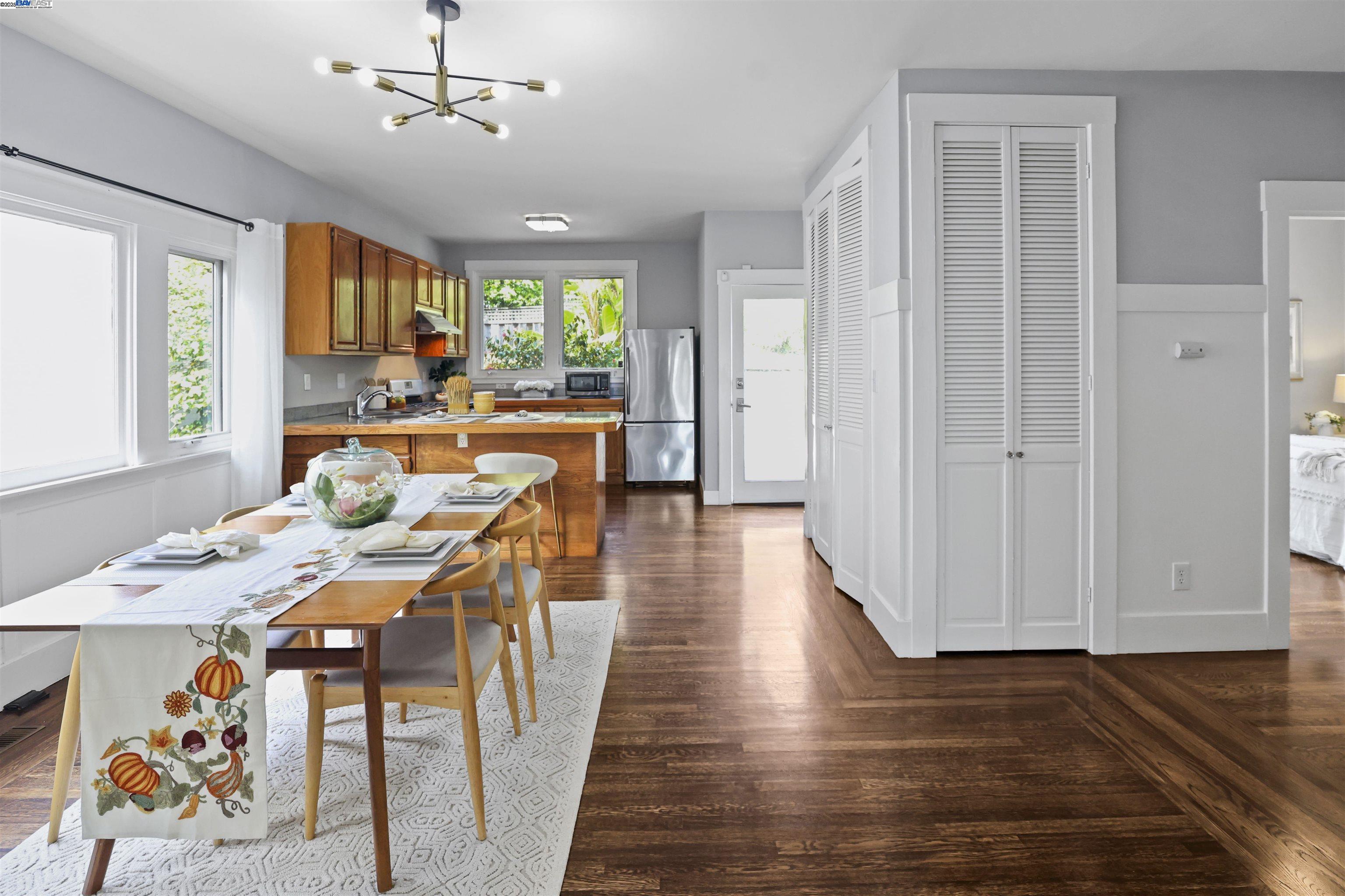 Detail Gallery Image 12 of 27 For 1361 Oakland Ave, Piedmont,  CA 94611 - 3 Beds | 2 Baths