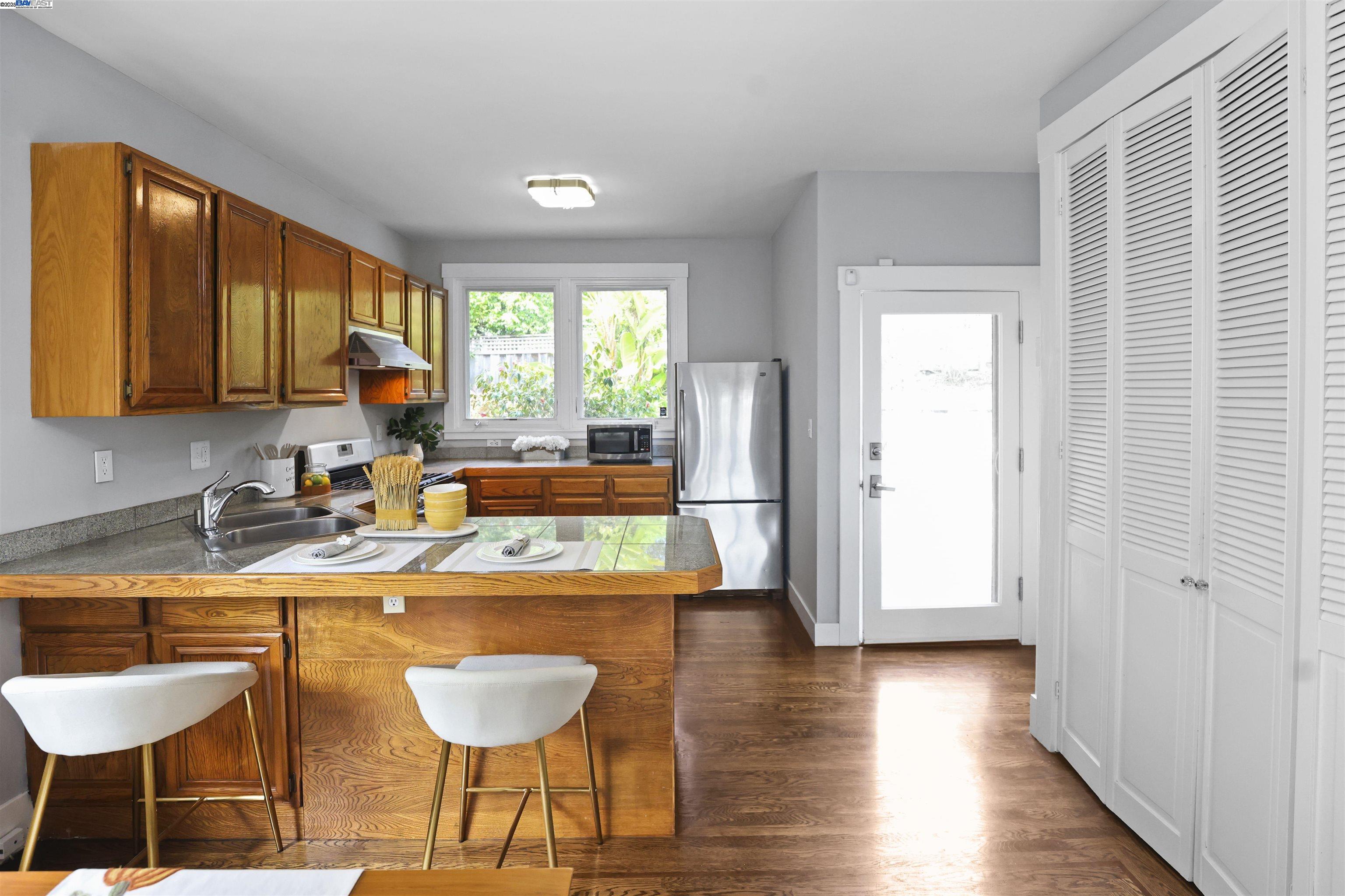 Detail Gallery Image 13 of 27 For 1361 Oakland Ave, Piedmont,  CA 94611 - 3 Beds | 2 Baths