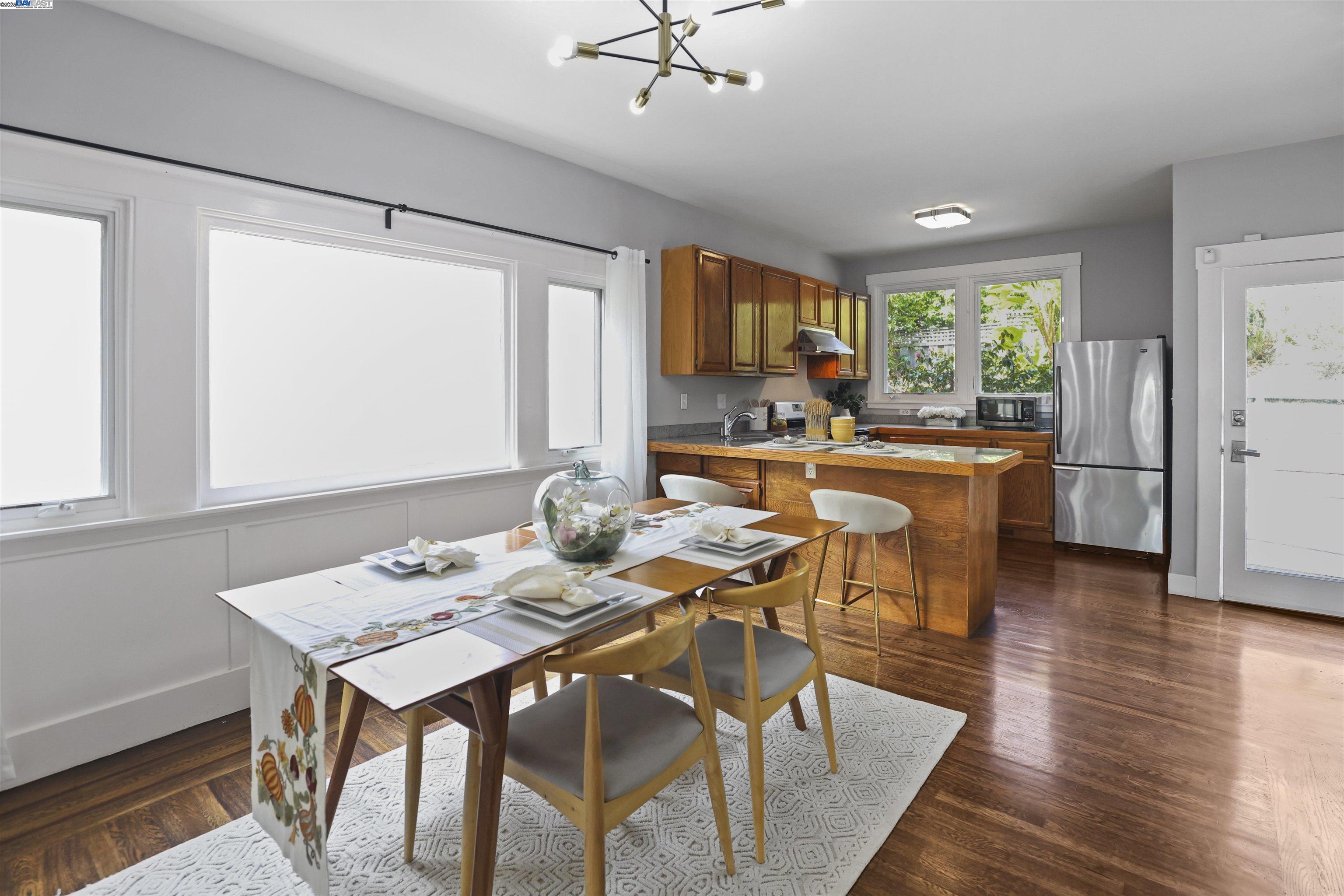 Detail Gallery Image 14 of 27 For 1361 Oakland Ave, Piedmont,  CA 94611 - 3 Beds | 2 Baths