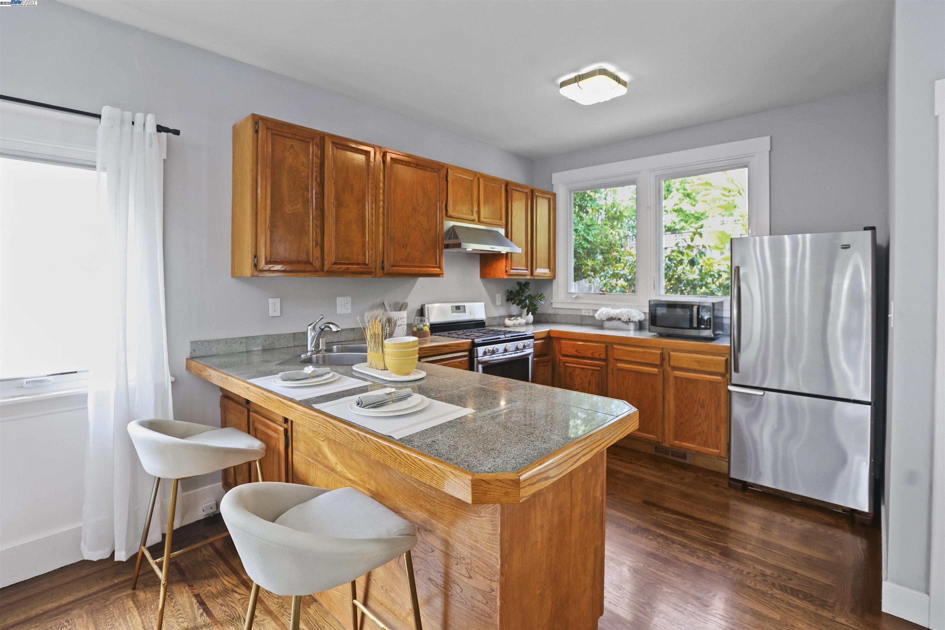 Detail Gallery Image 15 of 27 For 1361 Oakland Ave, Piedmont,  CA 94611 - 3 Beds | 2 Baths