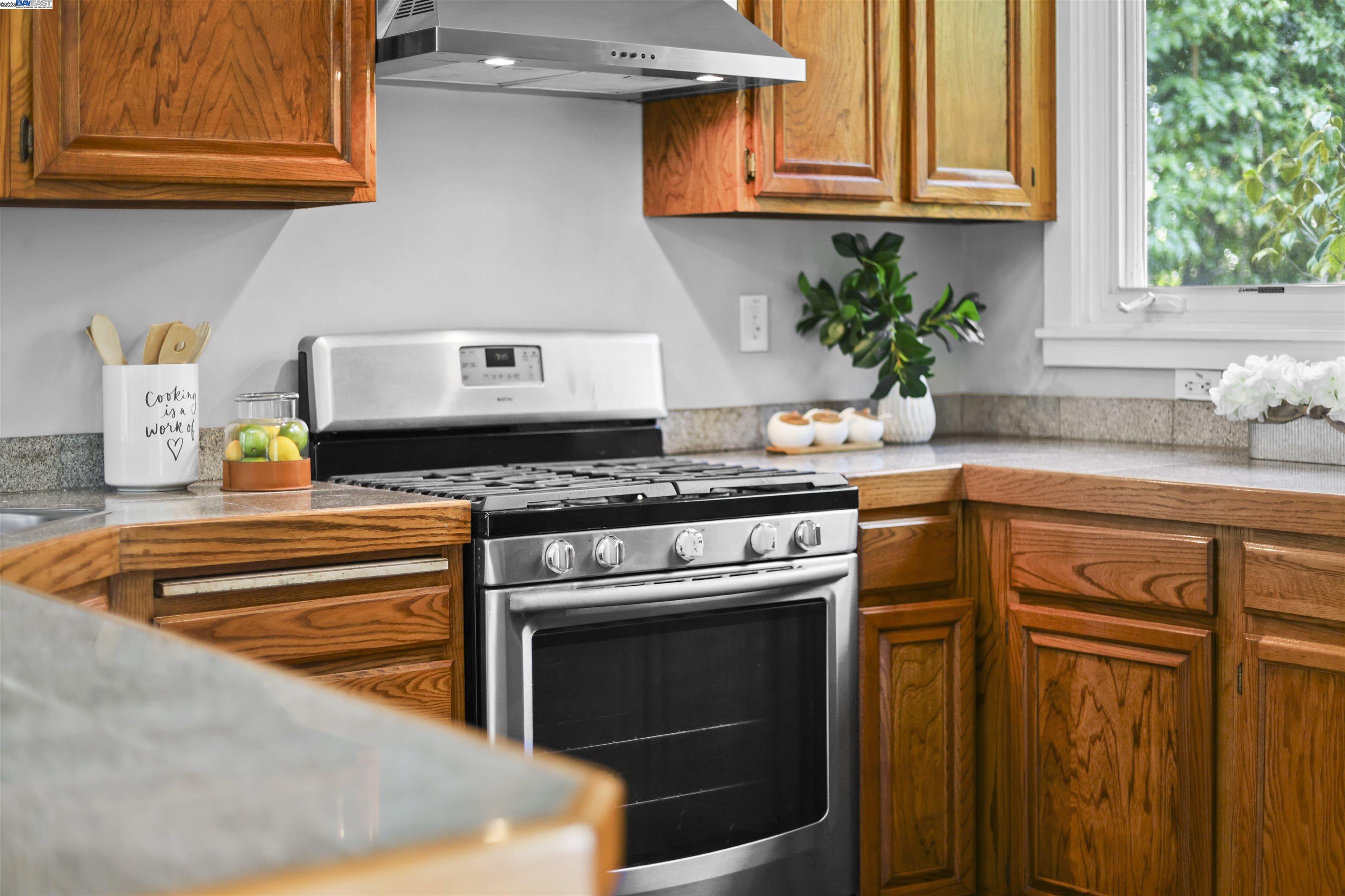 Detail Gallery Image 16 of 27 For 1361 Oakland Ave, Piedmont,  CA 94611 - 3 Beds | 2 Baths
