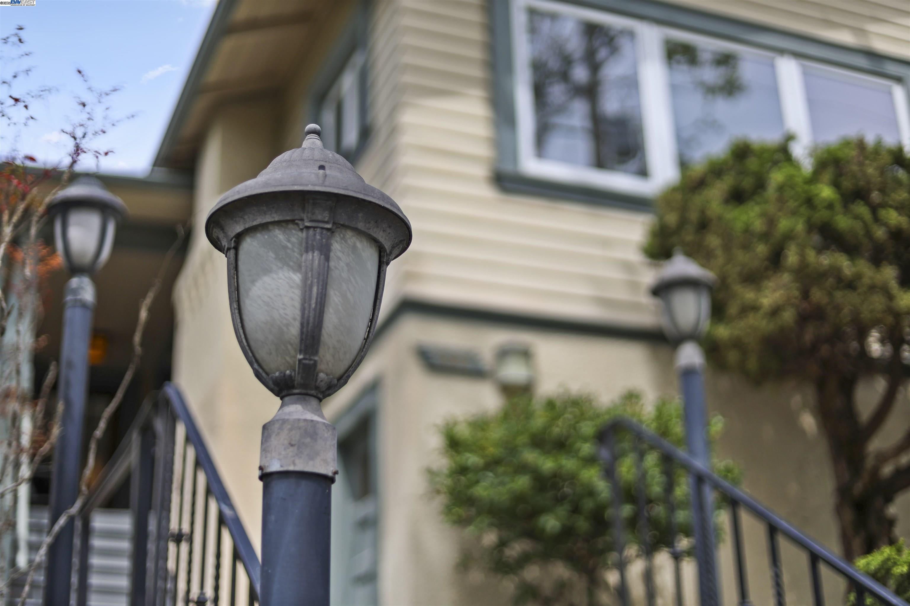 Detail Gallery Image 2 of 27 For 1361 Oakland Ave, Piedmont,  CA 94611 - 3 Beds | 2 Baths
