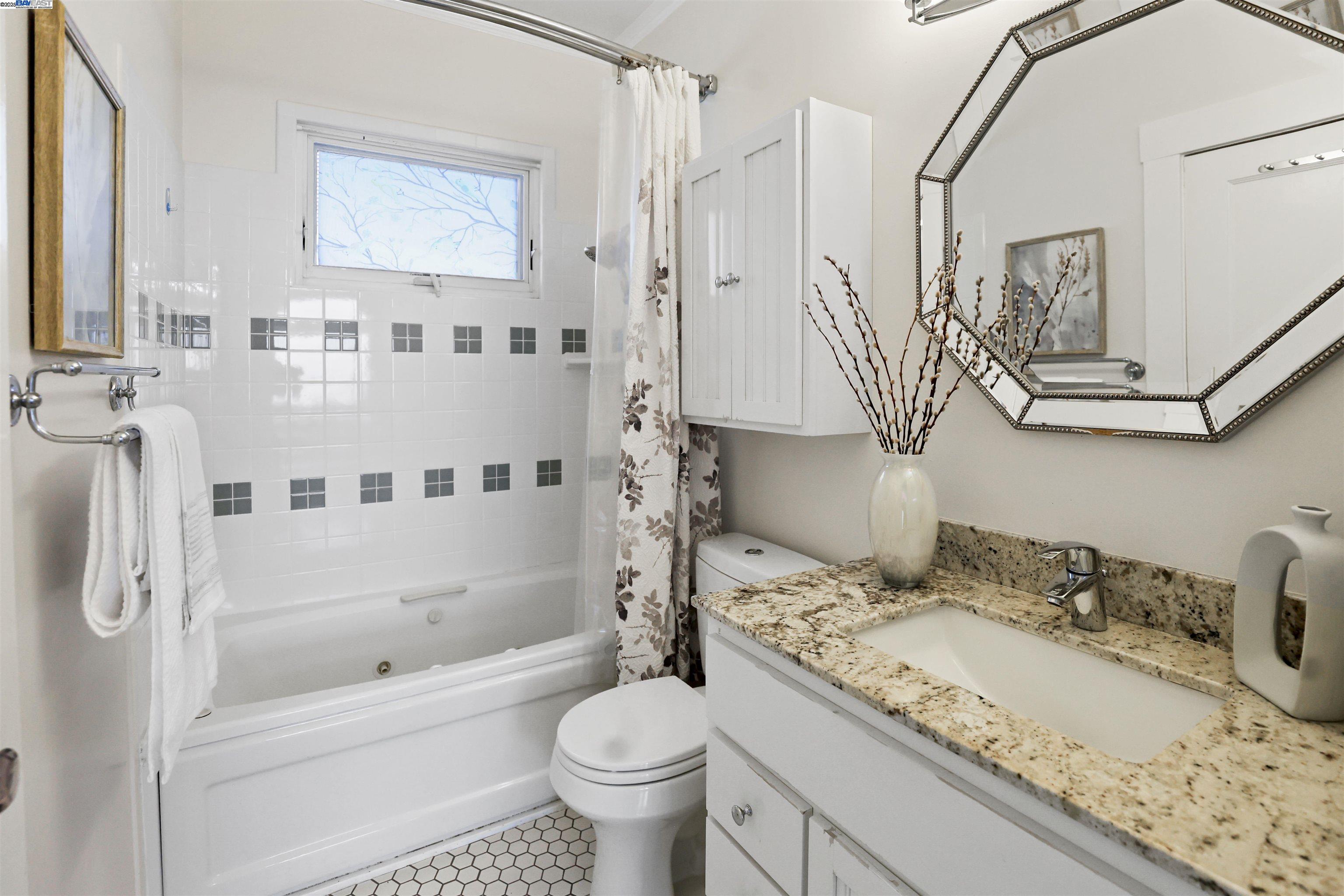 Detail Gallery Image 23 of 27 For 1361 Oakland Ave, Piedmont,  CA 94611 - 3 Beds | 2 Baths