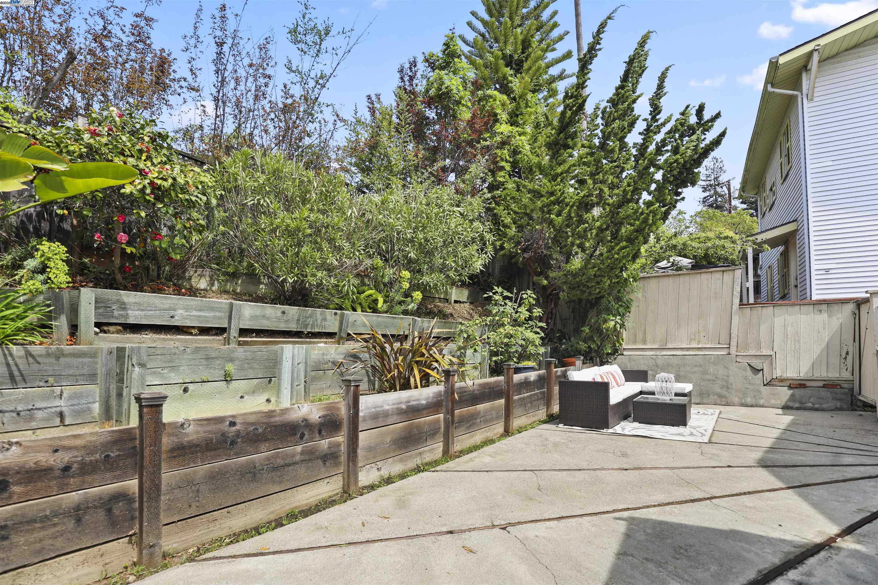 Detail Gallery Image 24 of 27 For 1361 Oakland Ave, Piedmont,  CA 94611 - 3 Beds | 2 Baths