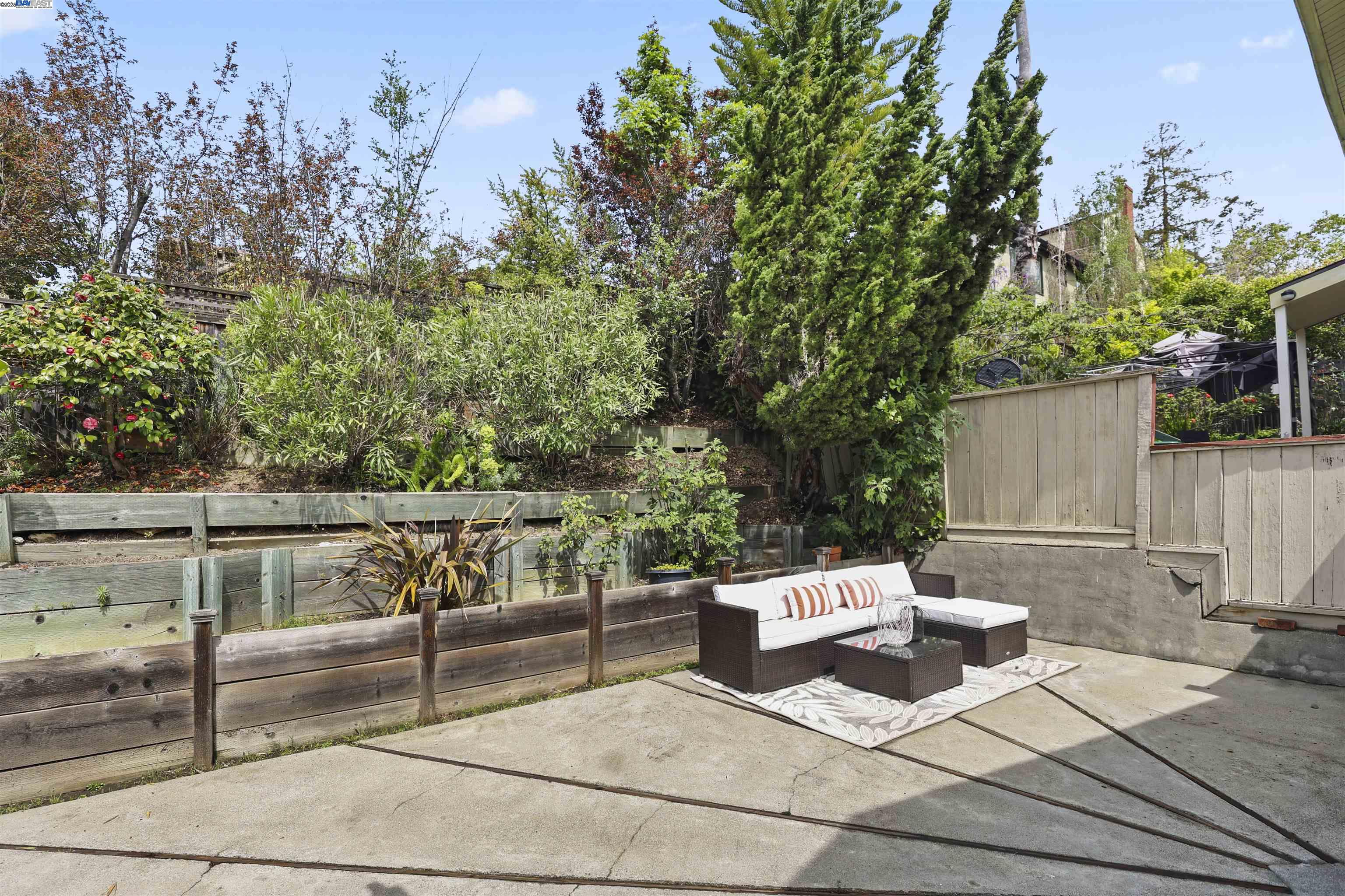 Detail Gallery Image 26 of 27 For 1361 Oakland Ave, Piedmont,  CA 94611 - 3 Beds | 2 Baths