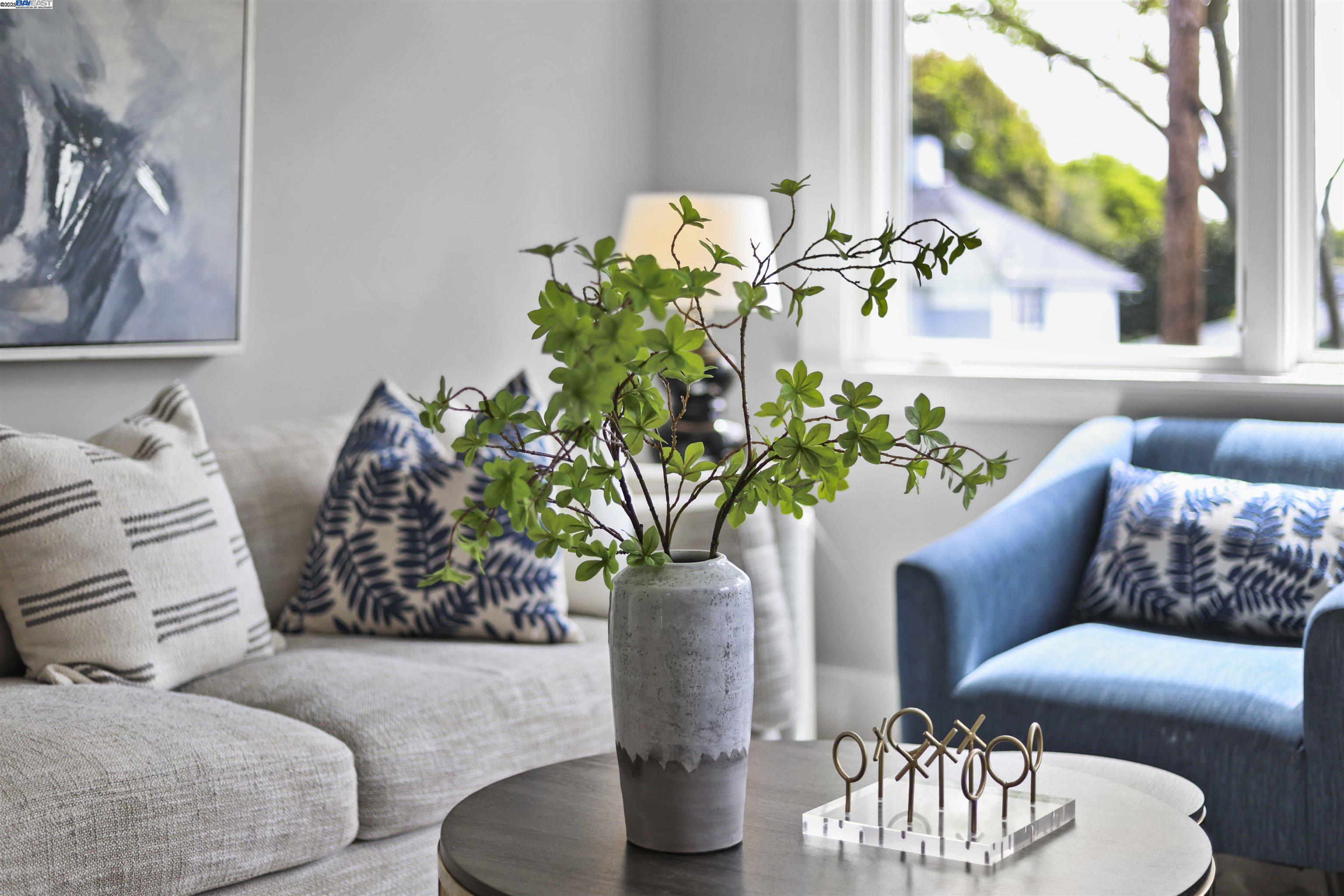 Detail Gallery Image 4 of 27 For 1361 Oakland Ave, Piedmont,  CA 94611 - 3 Beds | 2 Baths