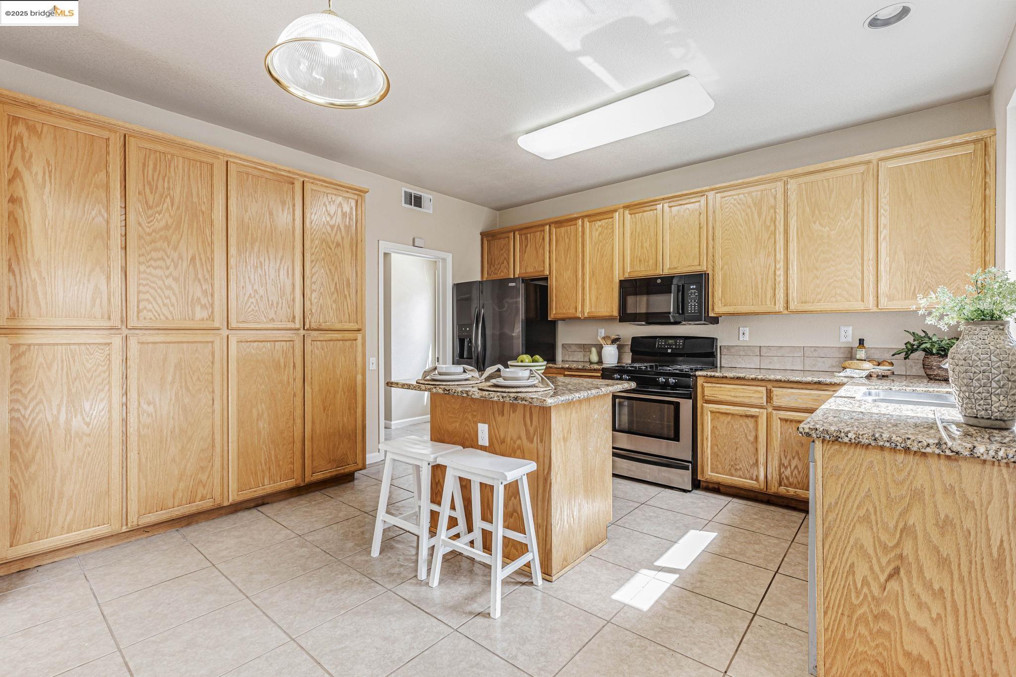 Detail Gallery Image 7 of 14 For 1090 Chaucer Dr, Brentwood,  CA 94513 - 3 Beds | 2/1 Baths