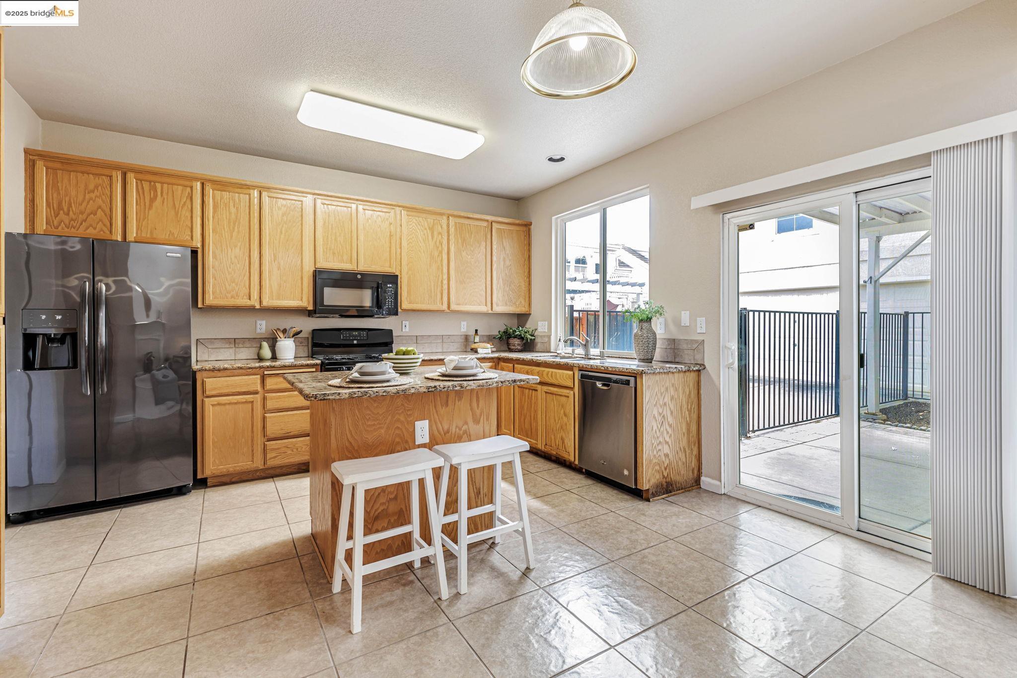 Detail Gallery Image 8 of 14 For 1090 Chaucer Dr, Brentwood,  CA 94513 - 3 Beds | 2/1 Baths