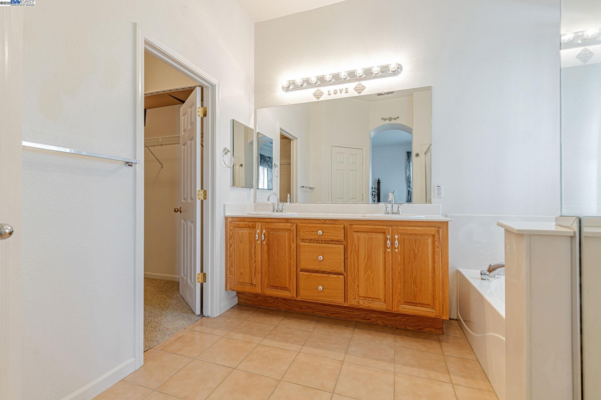 Detail Gallery Image 13 of 45 For 5149 Shipwheel Dr, Stockton,  CA 95206 - 4 Beds | 3 Baths