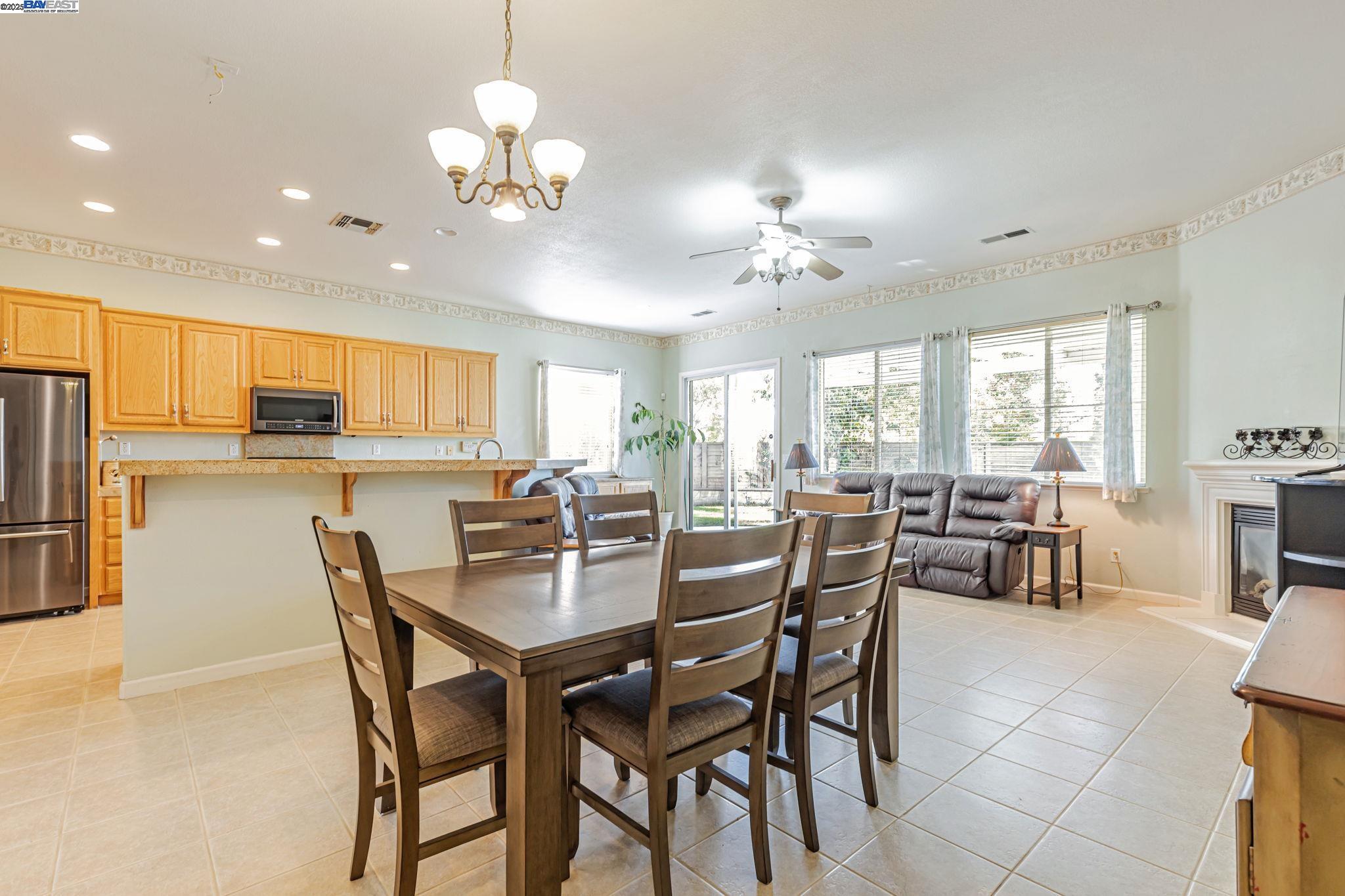 Detail Gallery Image 4 of 45 For 5149 Shipwheel Dr, Stockton,  CA 95206 - 4 Beds | 3 Baths