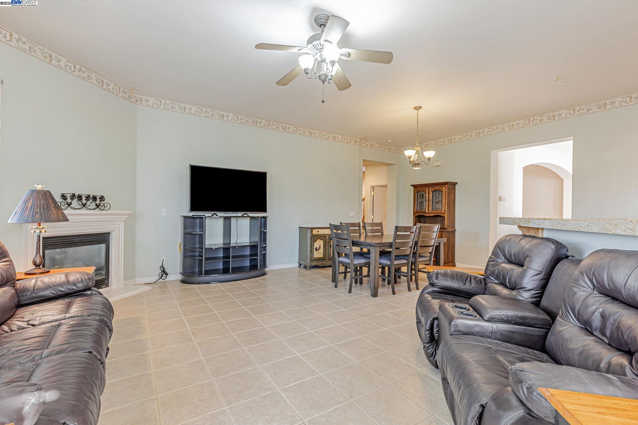 Detail Gallery Image 6 of 45 For 5149 Shipwheel Dr, Stockton,  CA 95206 - 4 Beds | 3 Baths