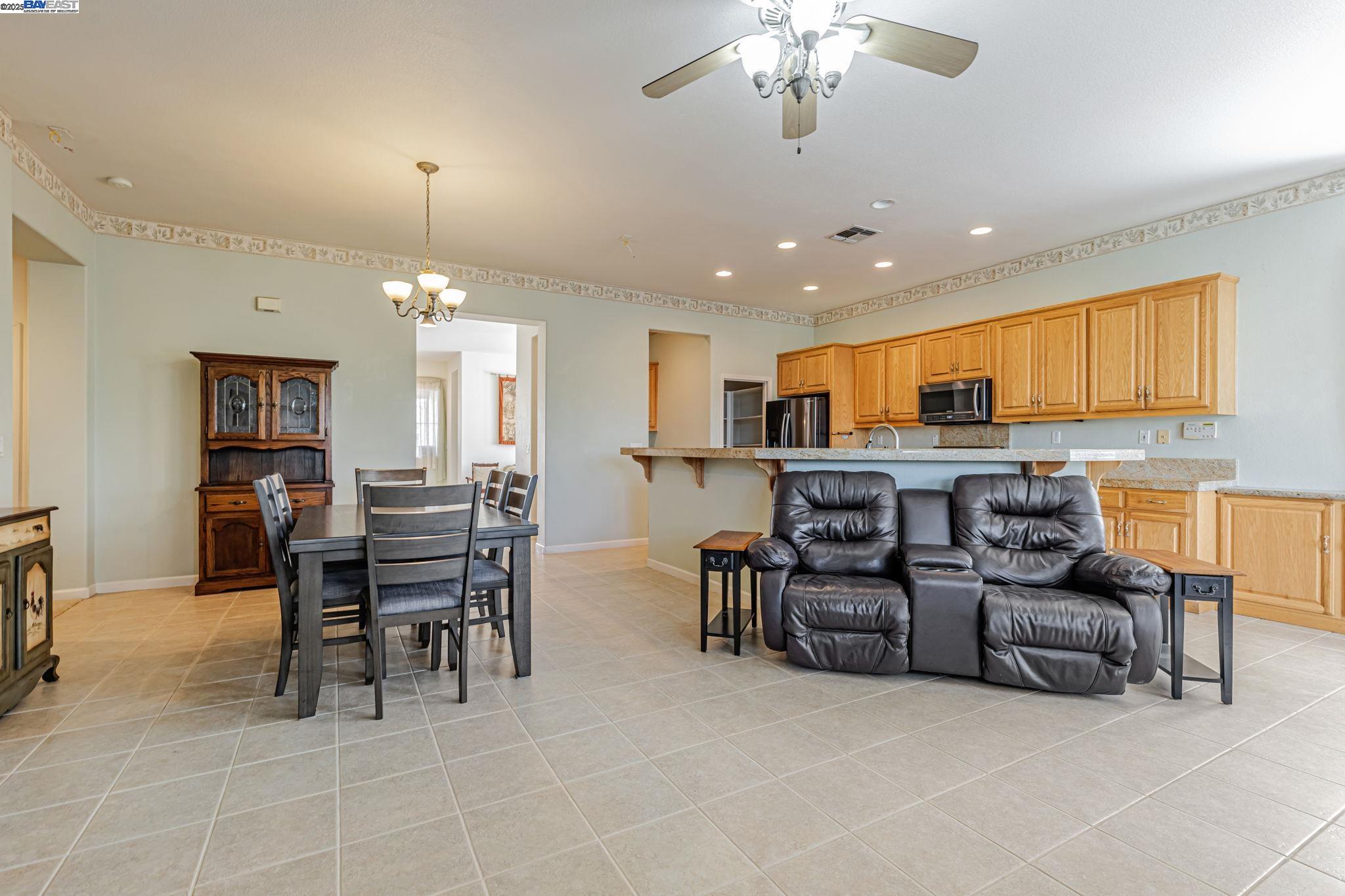 Detail Gallery Image 7 of 45 For 5149 Shipwheel Dr, Stockton,  CA 95206 - 4 Beds | 3 Baths