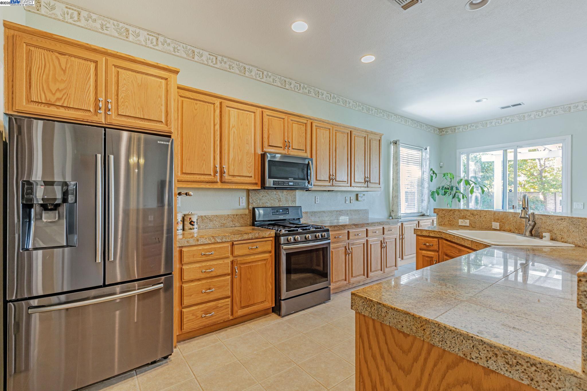 Detail Gallery Image 8 of 45 For 5149 Shipwheel Dr, Stockton,  CA 95206 - 4 Beds | 3 Baths
