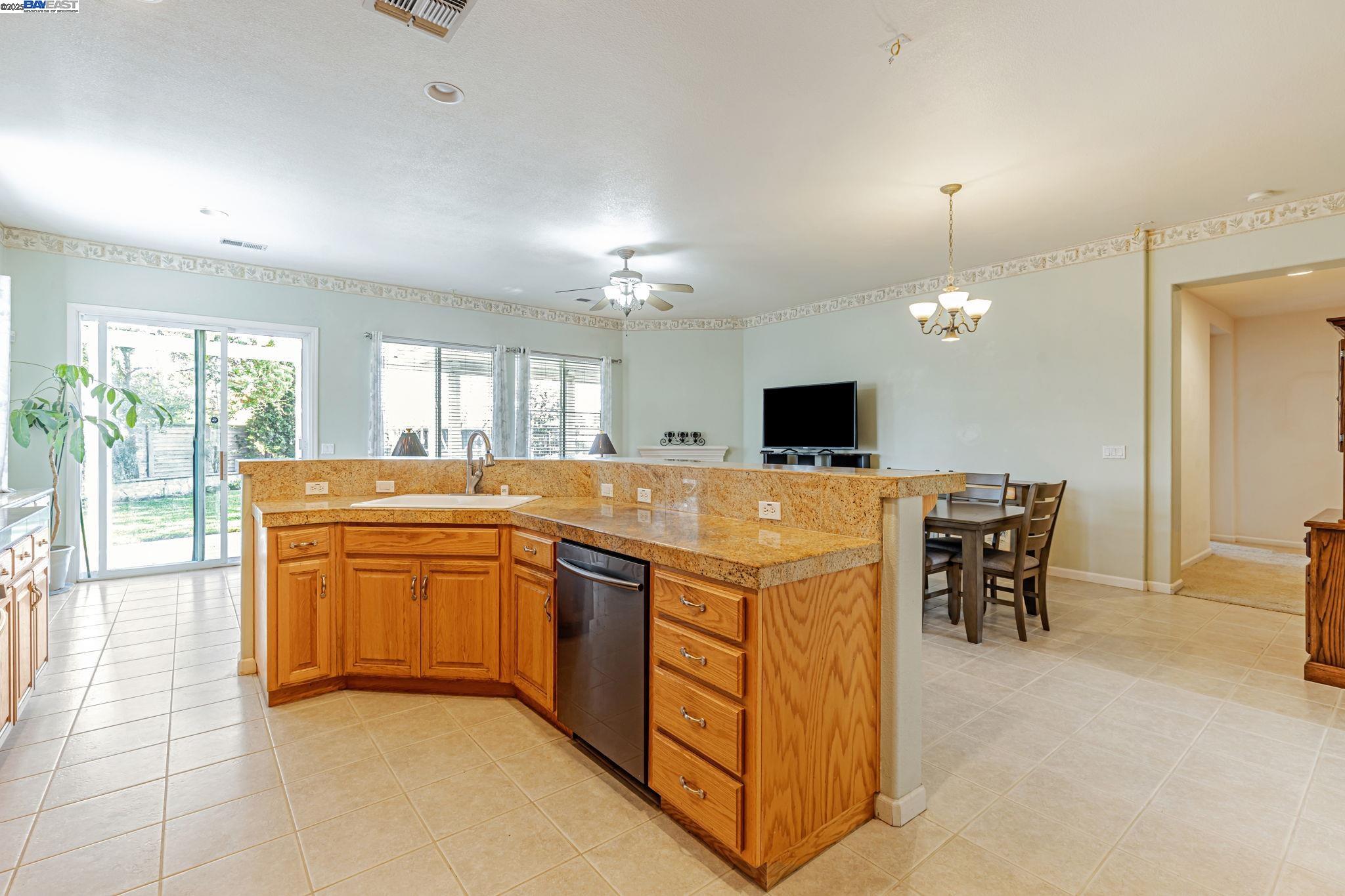 Detail Gallery Image 9 of 45 For 5149 Shipwheel Dr, Stockton,  CA 95206 - 4 Beds | 3 Baths