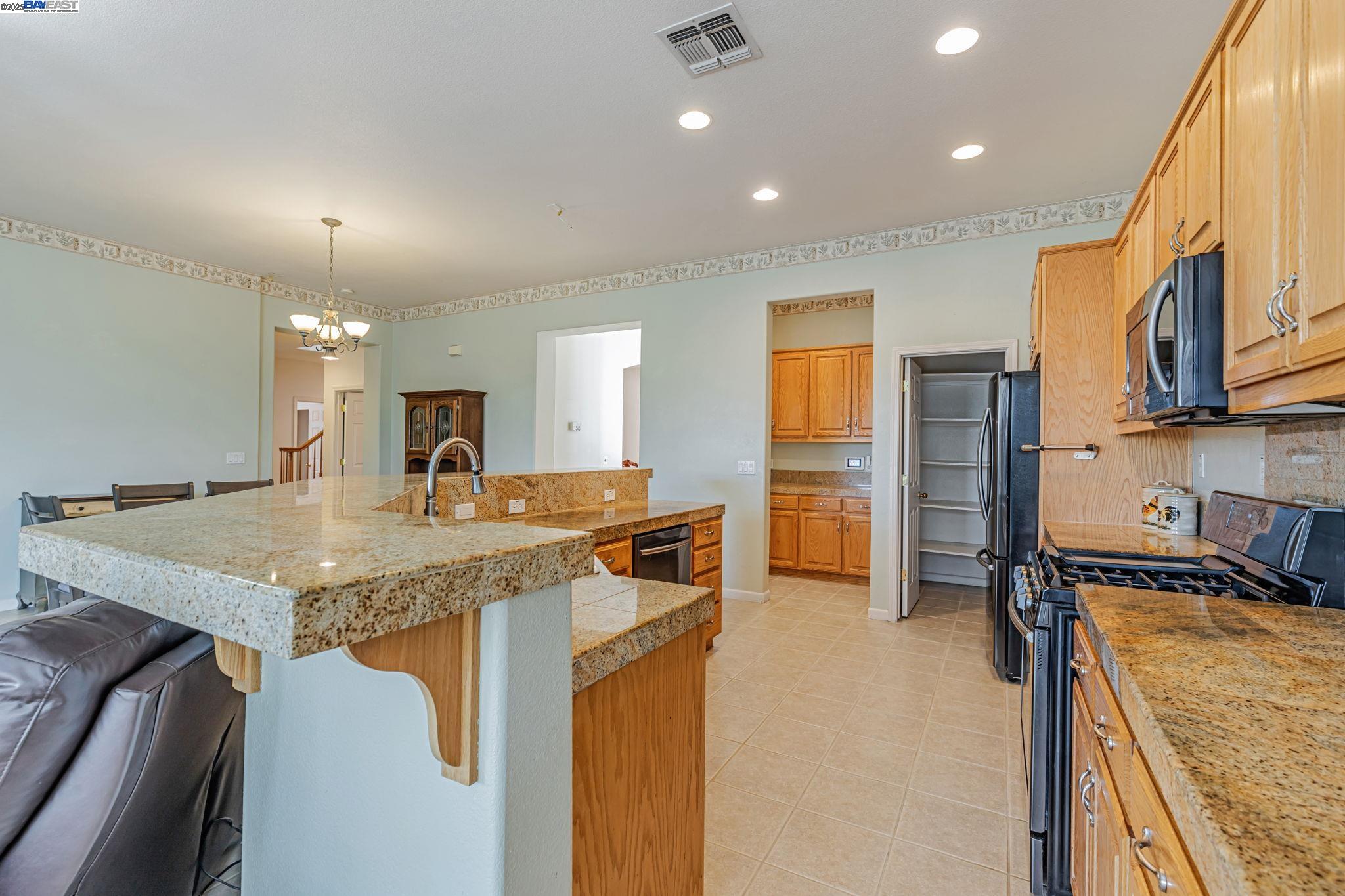 Detail Gallery Image 10 of 45 For 5149 Shipwheel Dr, Stockton,  CA 95206 - 4 Beds | 3 Baths
