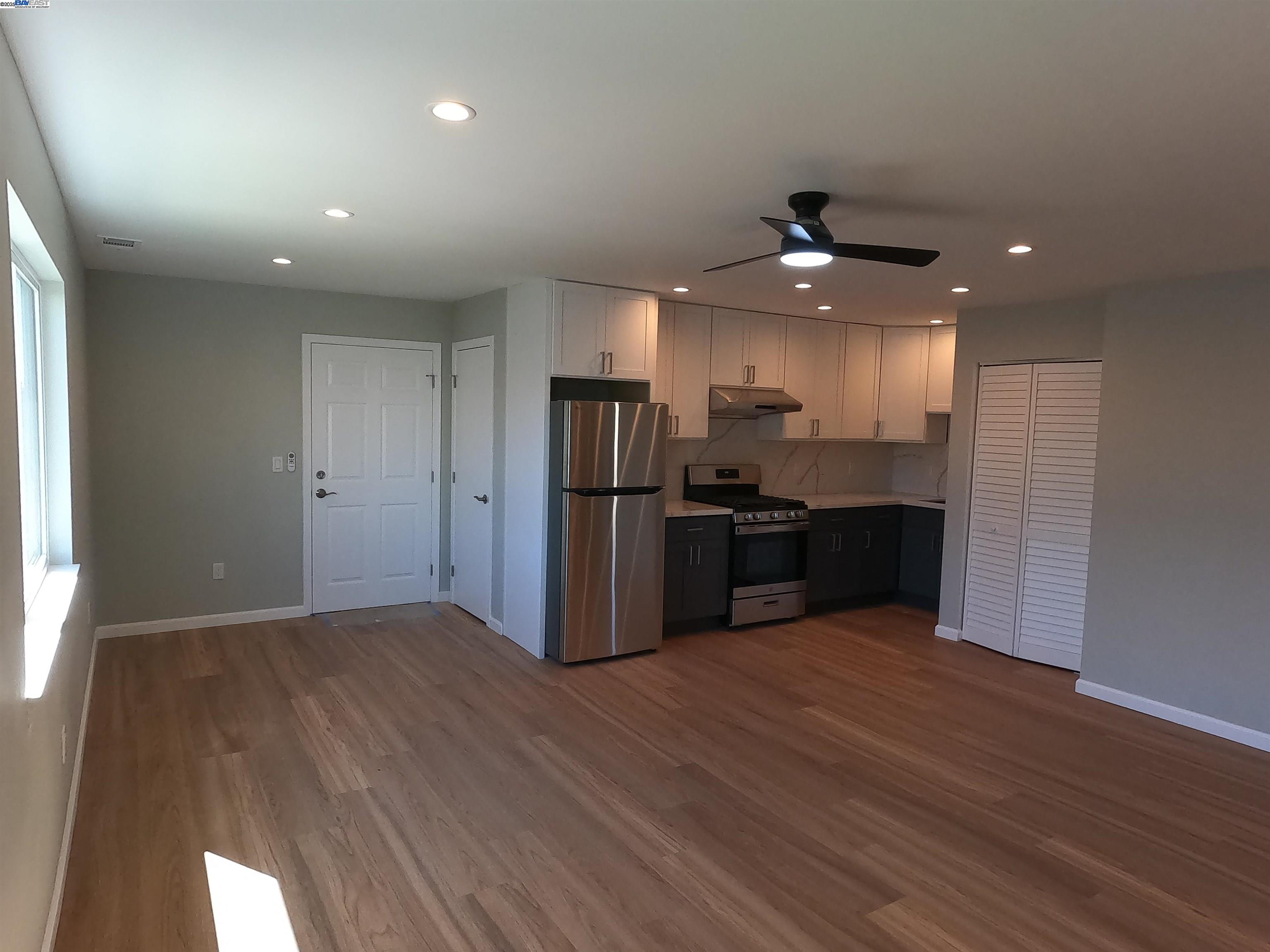 Detail Gallery Image 2 of 17 For 722 Foothill Blvd, Oakland,  CA 94606 - 3 Beds | 1/1 Baths