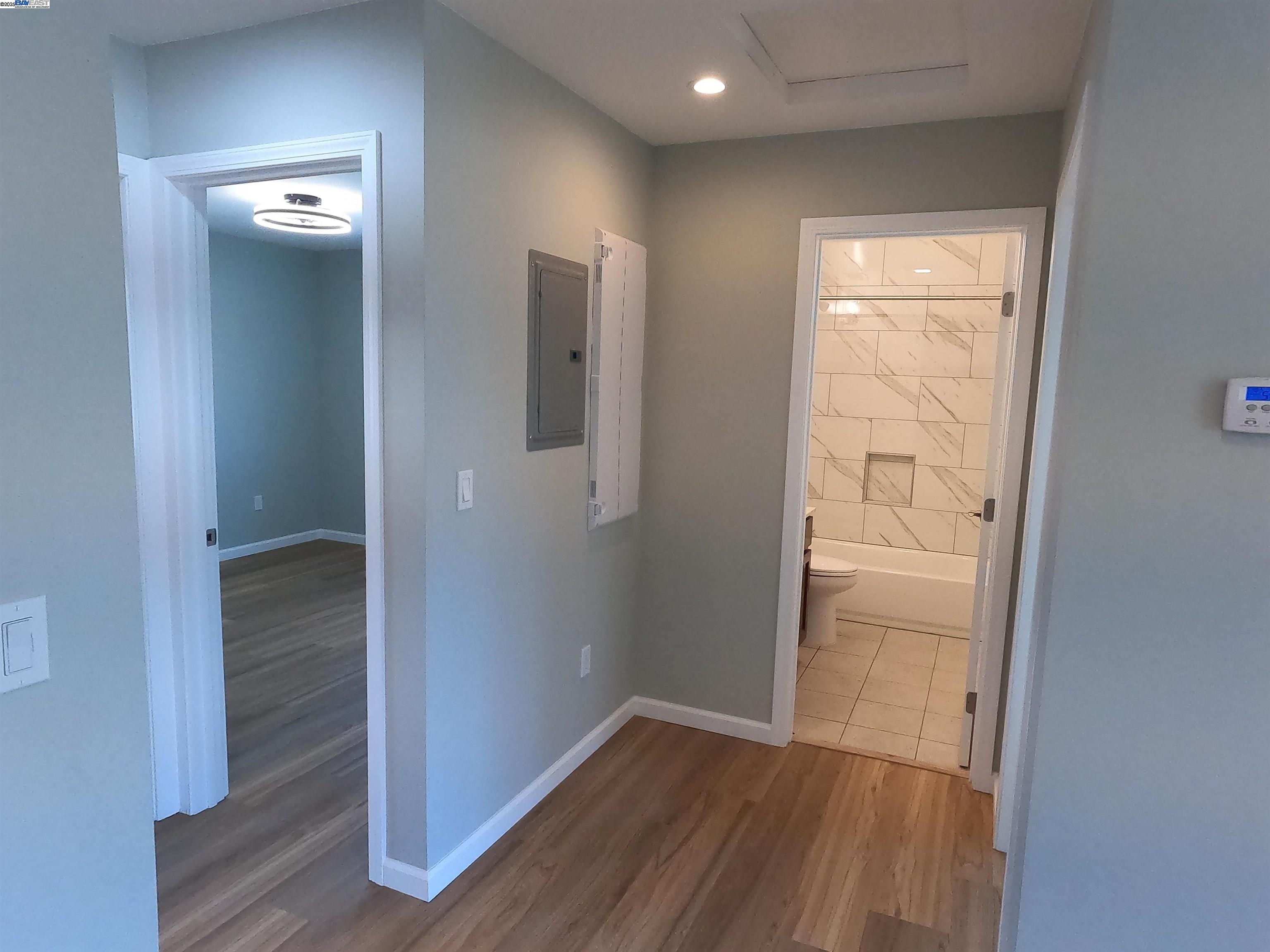 Detail Gallery Image 7 of 17 For 722 Foothill Blvd, Oakland,  CA 94606 - 3 Beds | 1/1 Baths