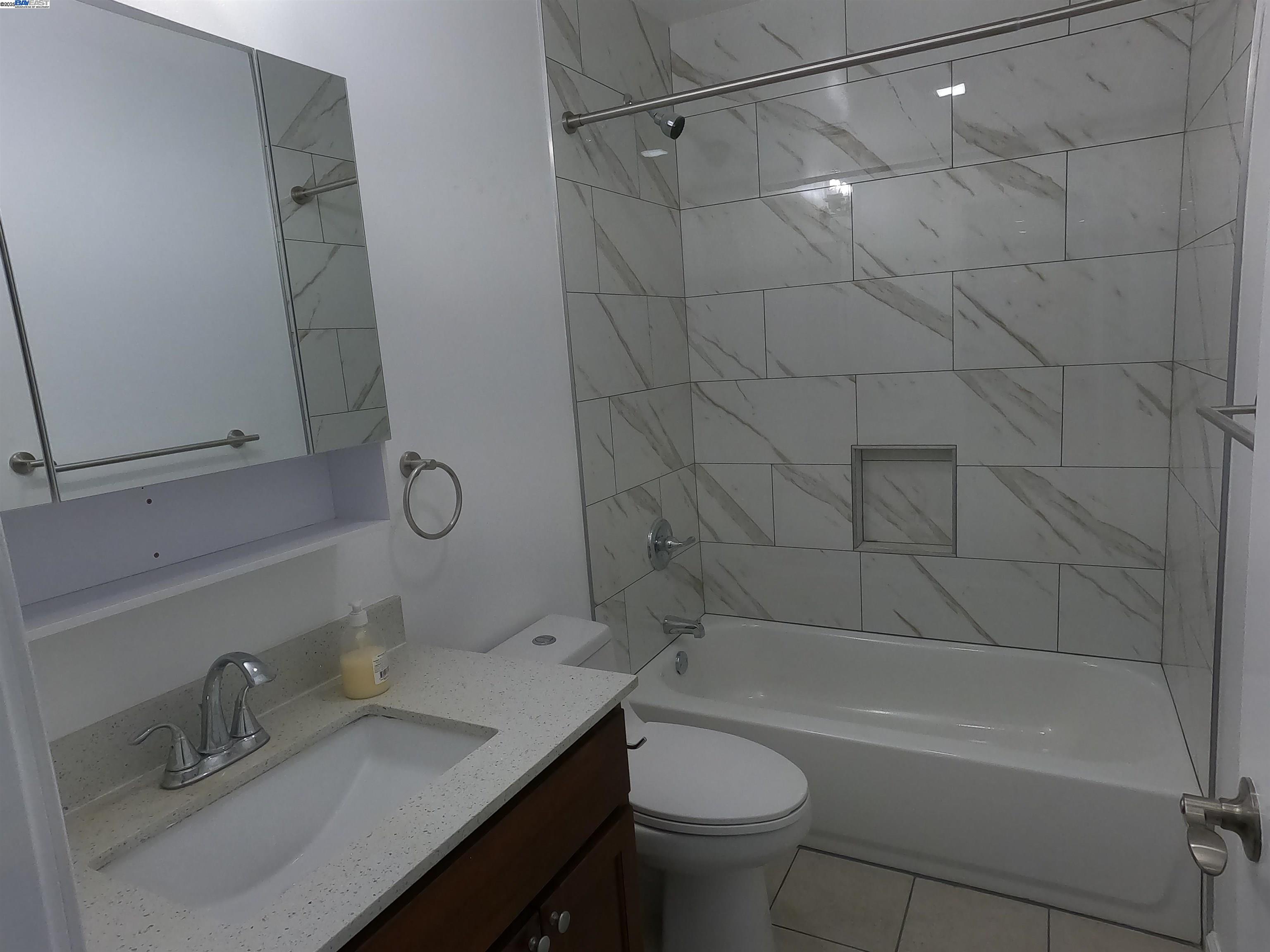 Detail Gallery Image 8 of 17 For 722 Foothill Blvd, Oakland,  CA 94606 - 3 Beds | 1/1 Baths