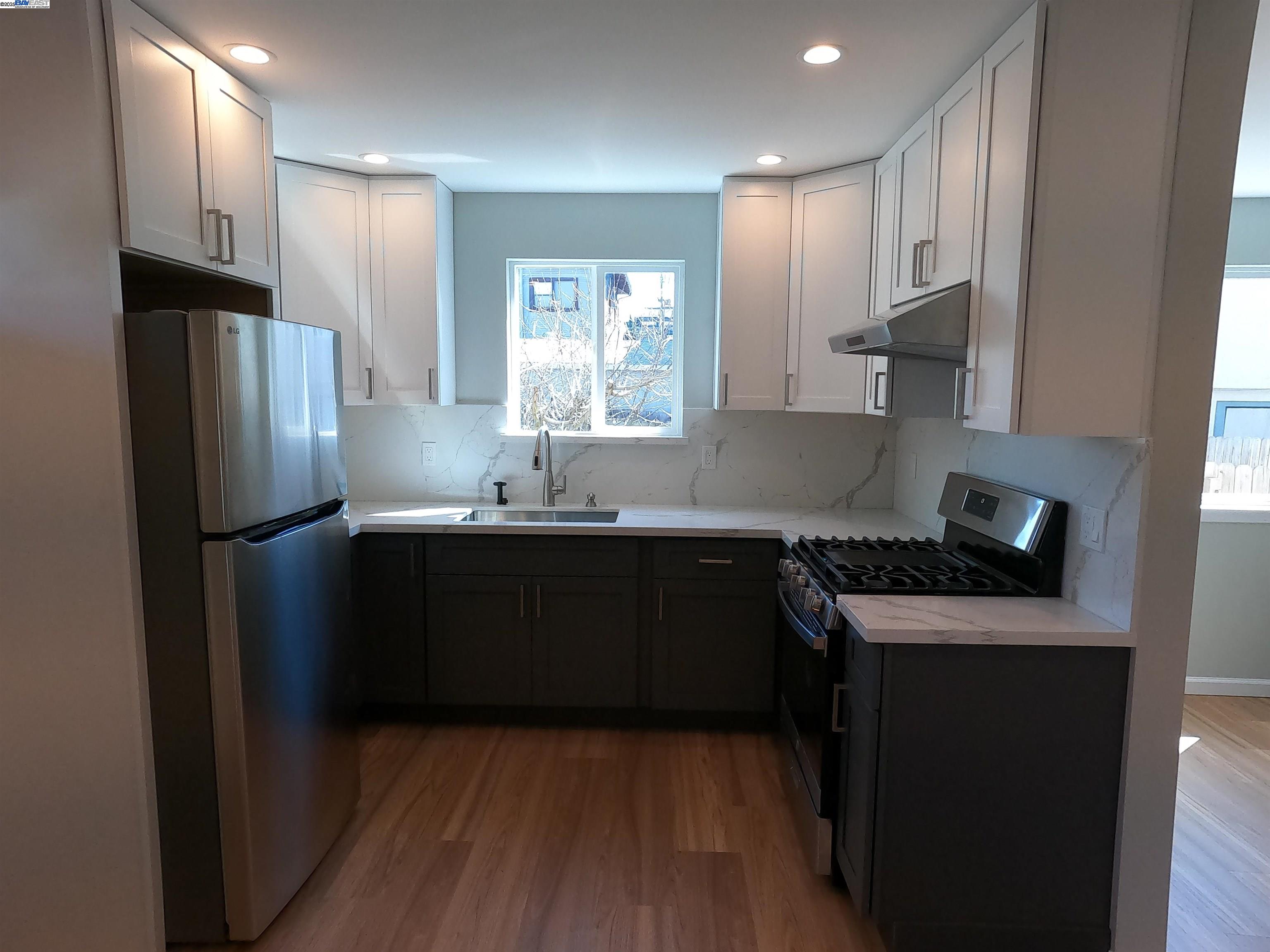 Detail Gallery Image 1 of 21 For 718 Foothill Blvd, Oakland,  CA 94606 - 3 Beds | 1/1 Baths
