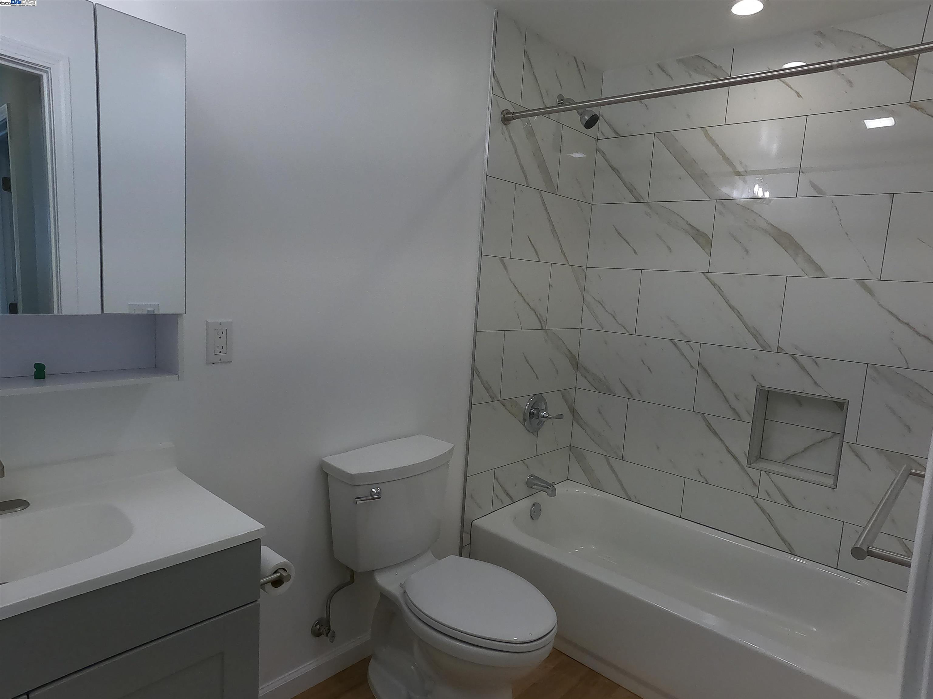 Detail Gallery Image 10 of 21 For 718 Foothill Blvd, Oakland,  CA 94606 - 3 Beds | 1/1 Baths