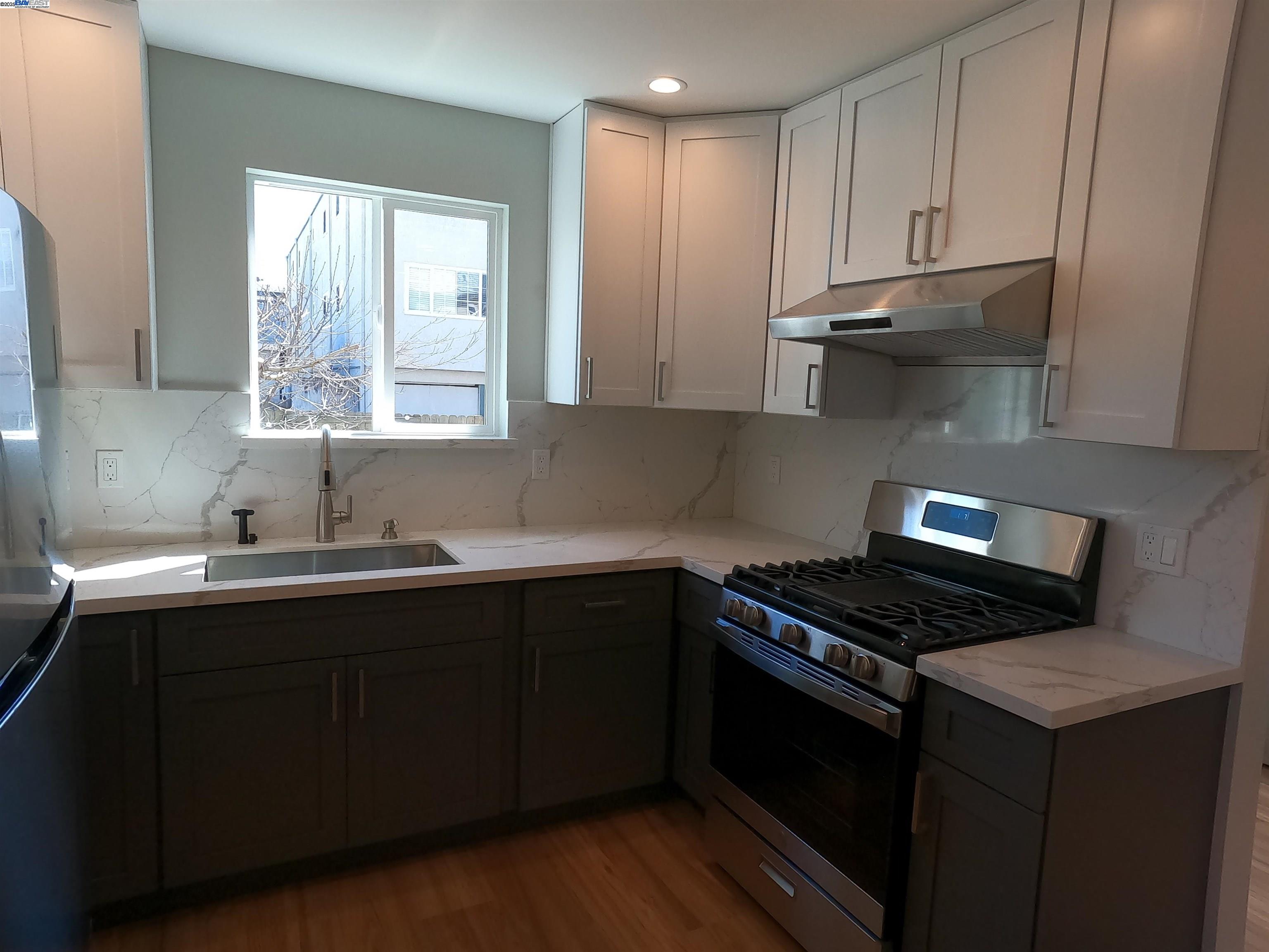 Detail Gallery Image 3 of 21 For 718 Foothill Blvd, Oakland,  CA 94606 - 3 Beds | 1/1 Baths