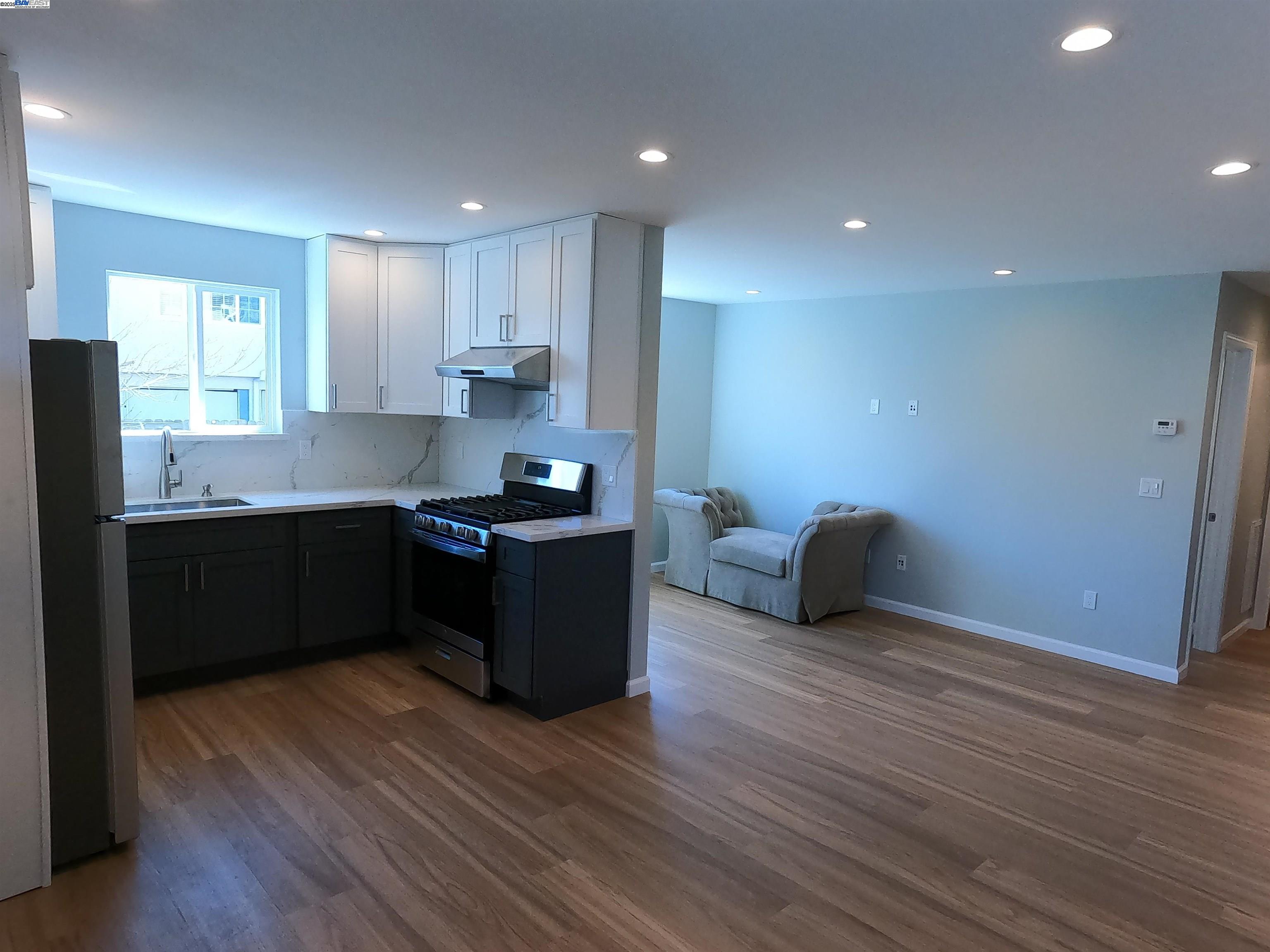 Detail Gallery Image 4 of 21 For 718 Foothill Blvd, Oakland,  CA 94606 - 3 Beds | 1/1 Baths