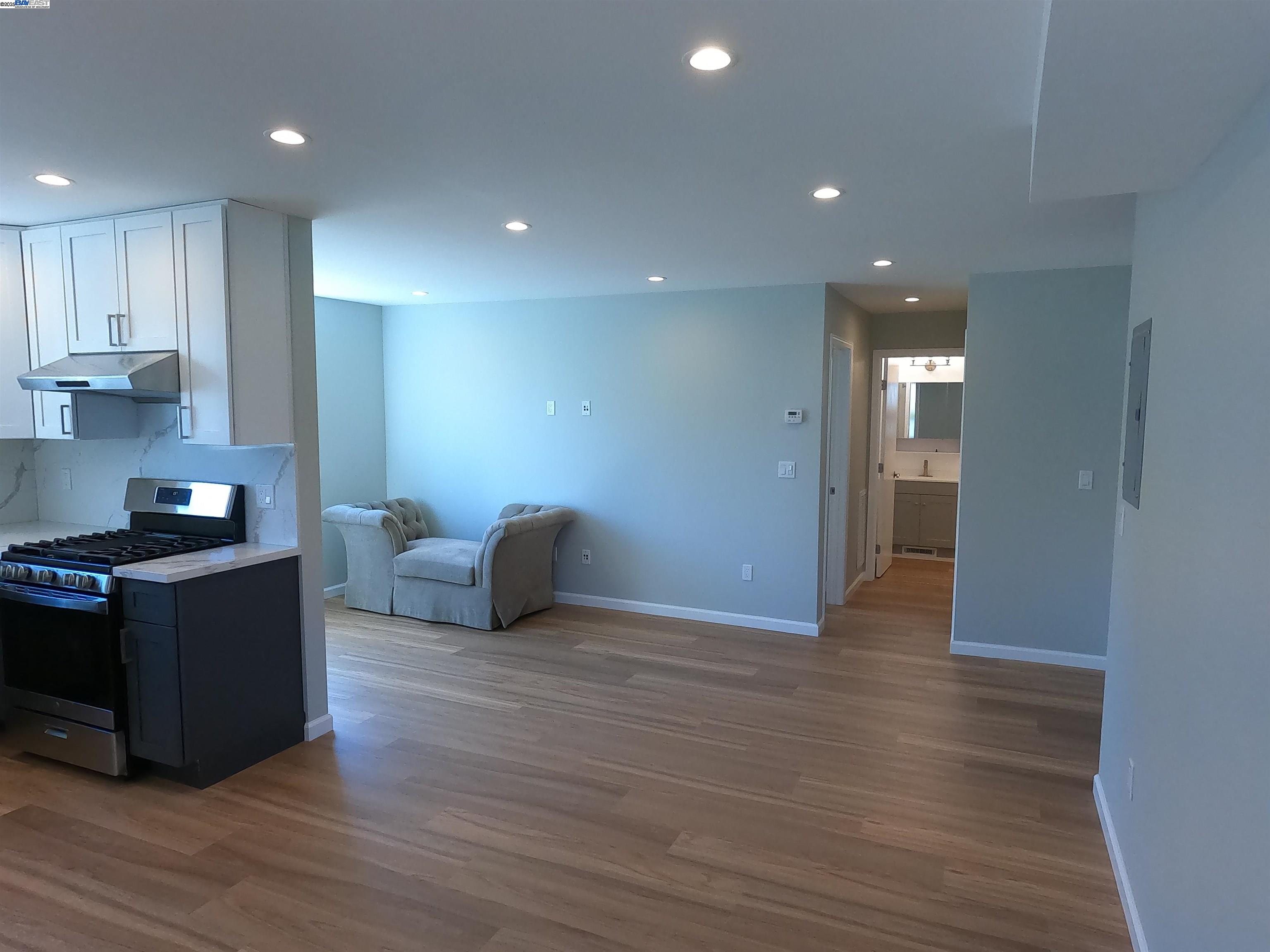 Detail Gallery Image 6 of 21 For 718 Foothill Blvd, Oakland,  CA 94606 - 3 Beds | 1/1 Baths