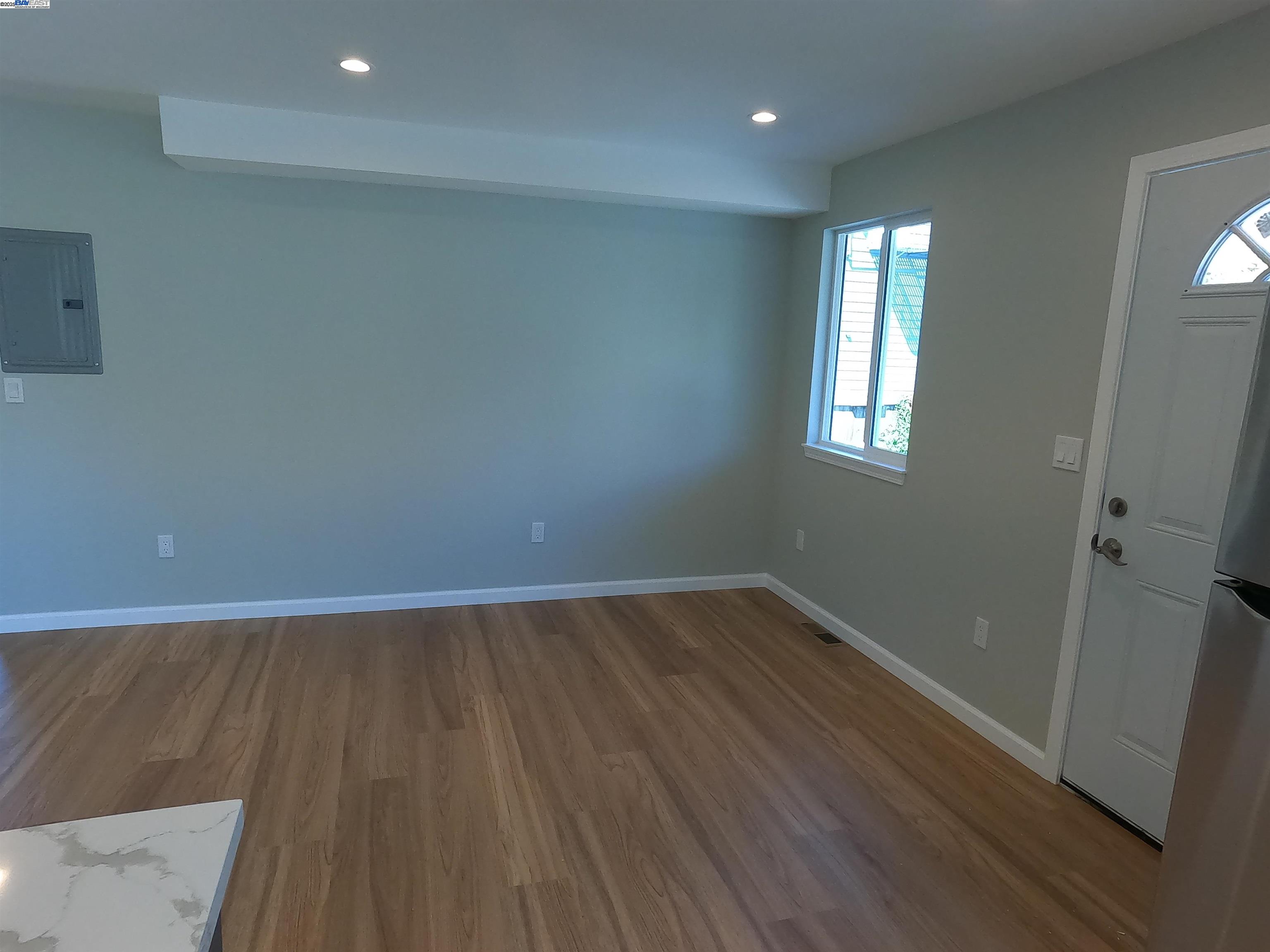Detail Gallery Image 8 of 21 For 718 Foothill Blvd, Oakland,  CA 94606 - 3 Beds | 1/1 Baths