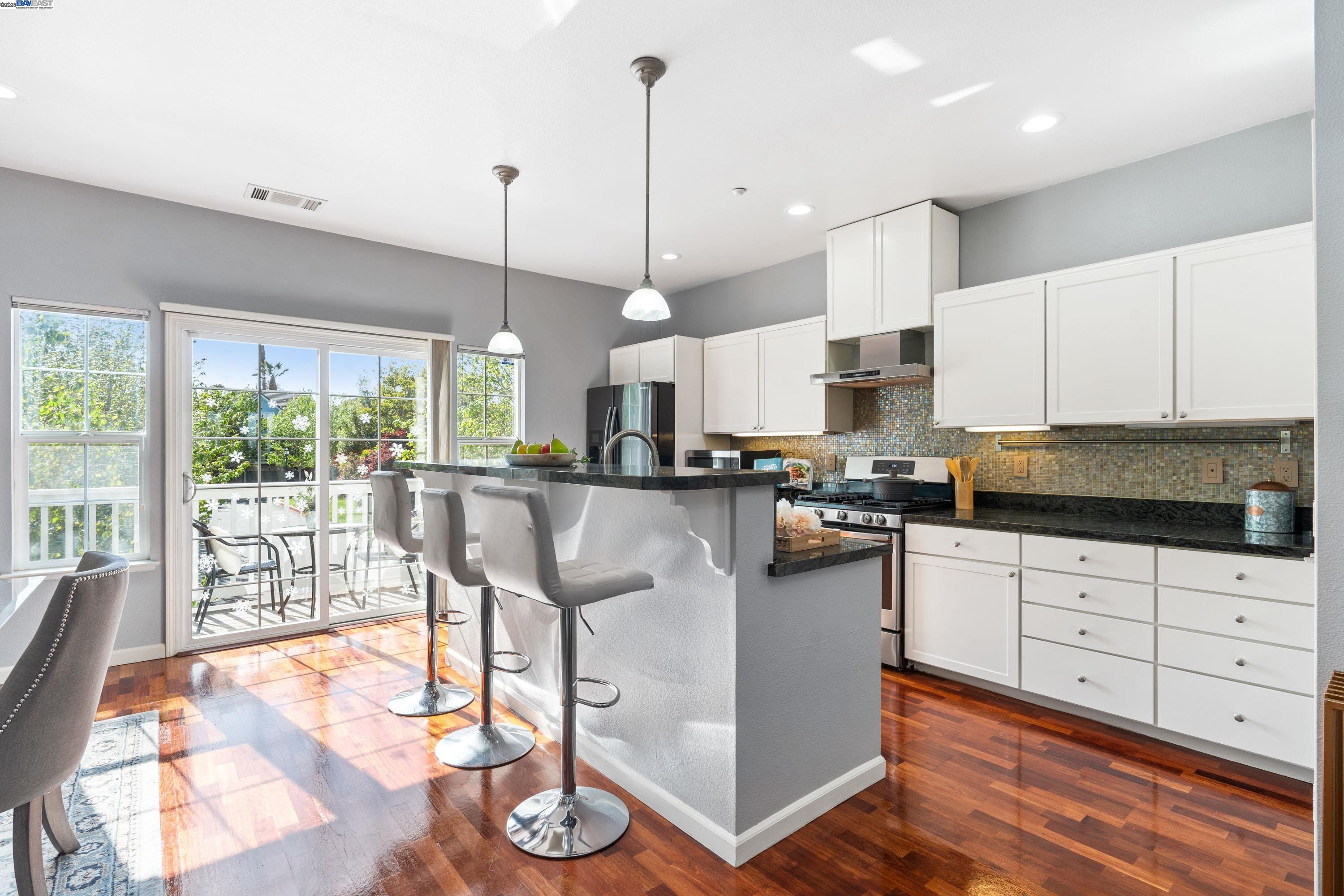 Detail Gallery Image 11 of 52 For 132 Maple Ln, East Palo Alto,  CA 94303 - 4 Beds | 2/1 Baths