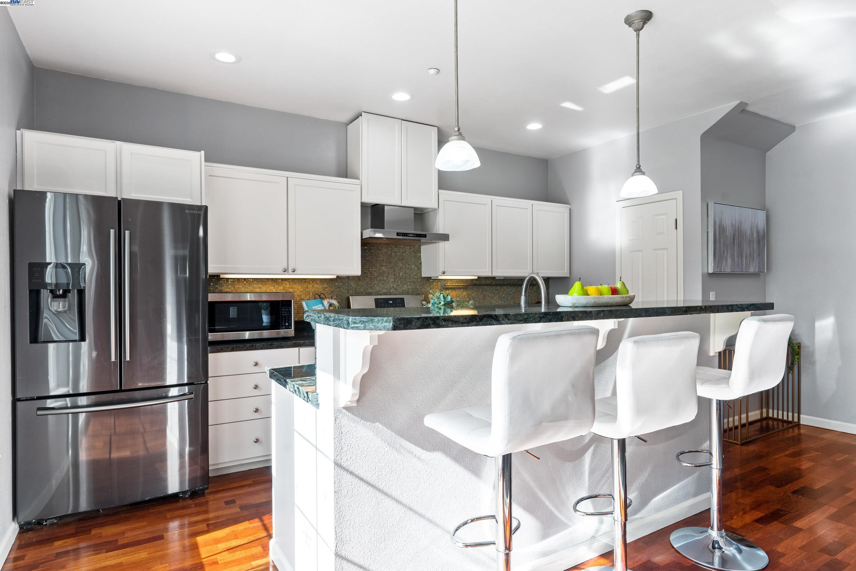 Detail Gallery Image 15 of 52 For 132 Maple Ln, East Palo Alto,  CA 94303 - 4 Beds | 2/1 Baths