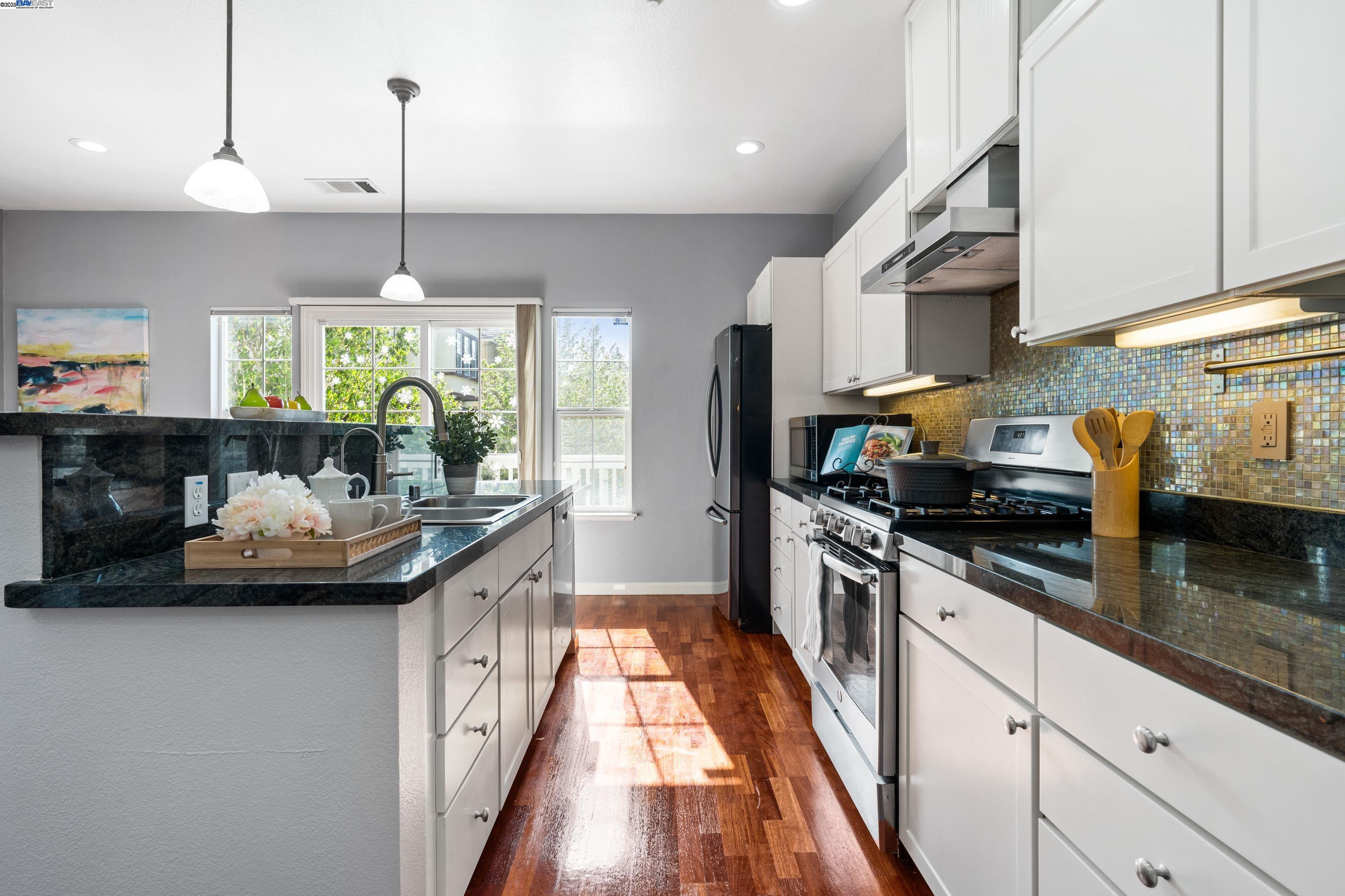 Detail Gallery Image 16 of 52 For 132 Maple Ln, East Palo Alto,  CA 94303 - 4 Beds | 2/1 Baths