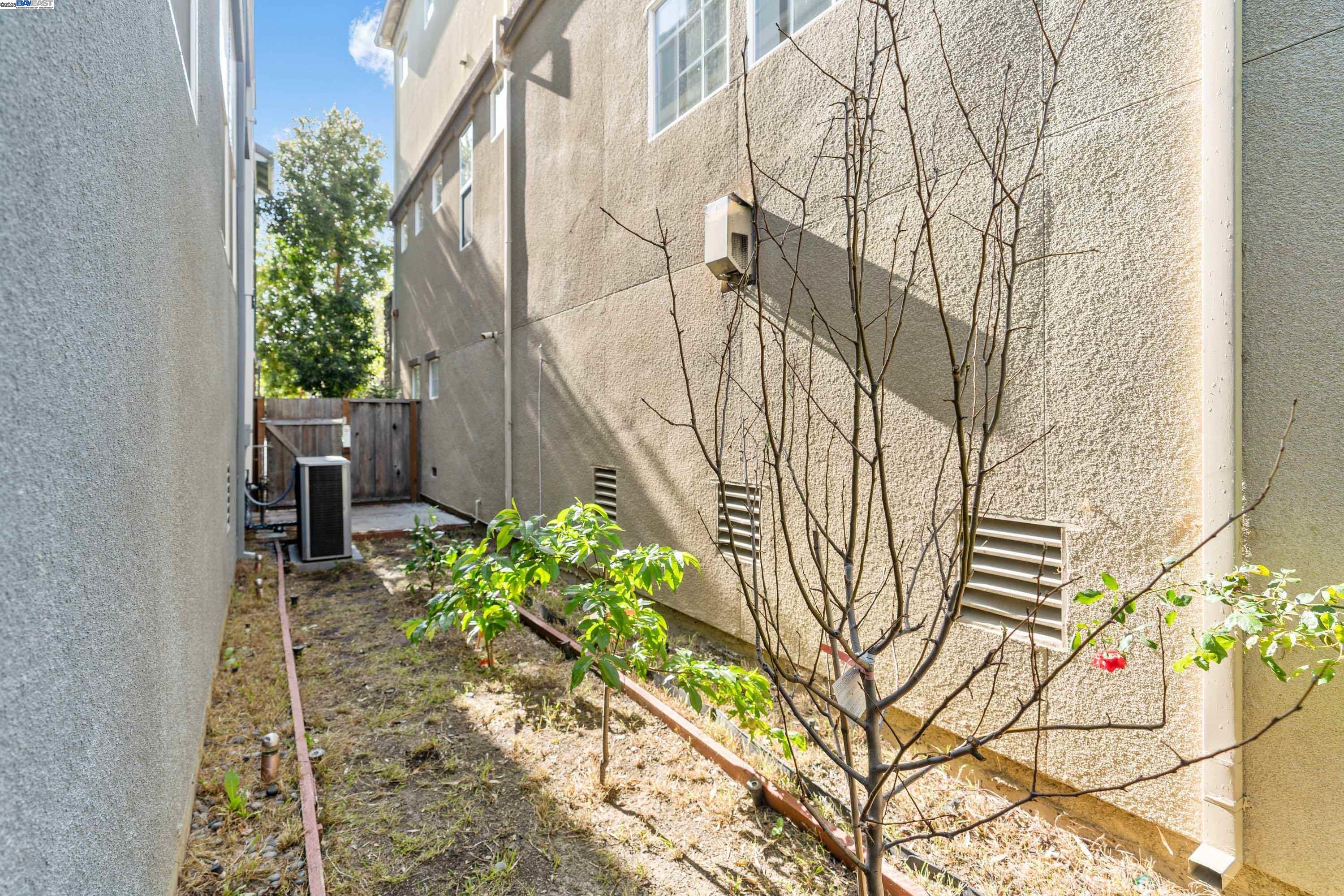 Detail Gallery Image 46 of 52 For 132 Maple Ln, East Palo Alto,  CA 94303 - 4 Beds | 2/1 Baths
