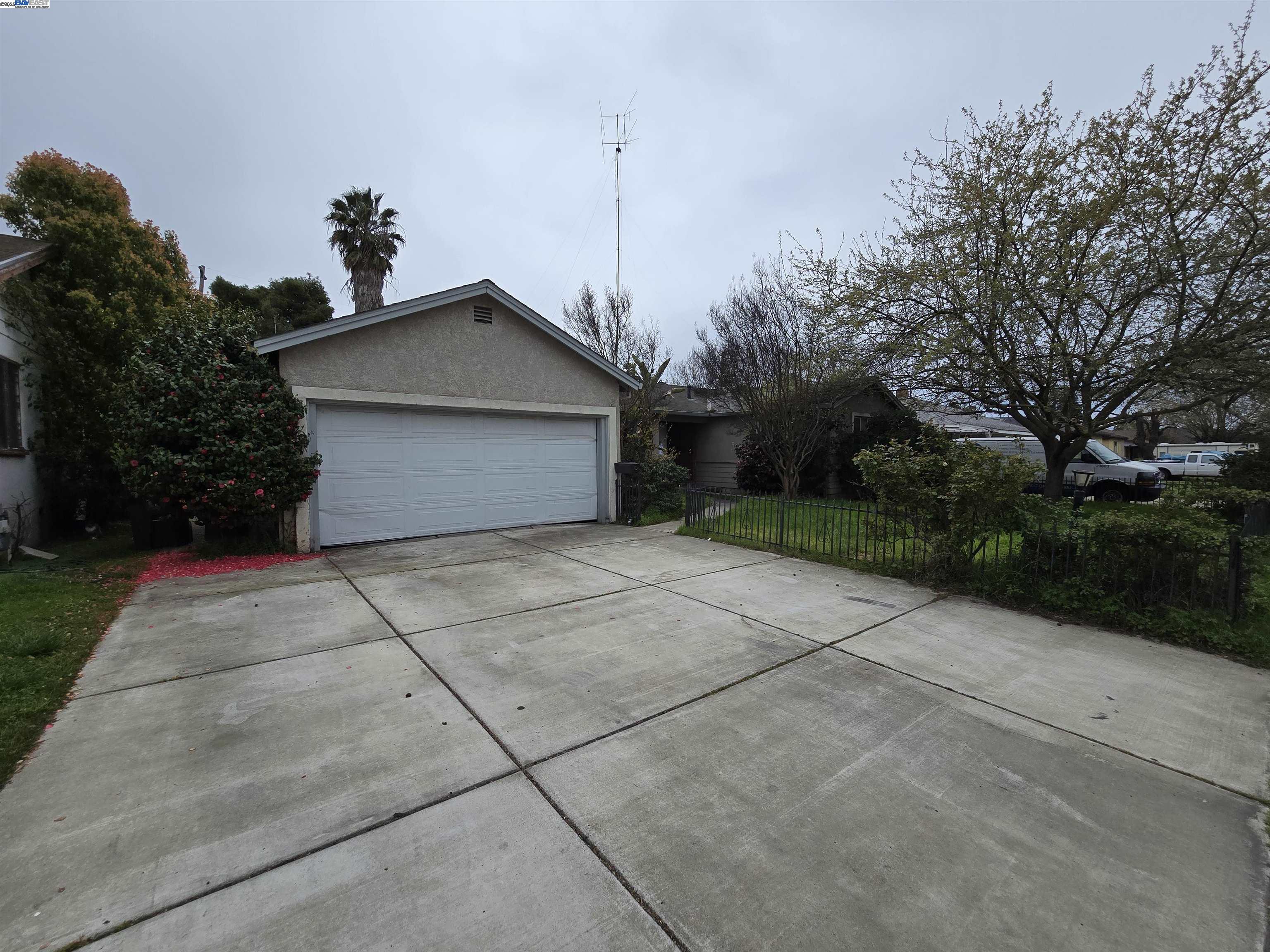 Detail Gallery Image 1 of 1 For 2726 De Ovan Ave, Stockton,  CA 95204 - 3 Beds | 2 Baths