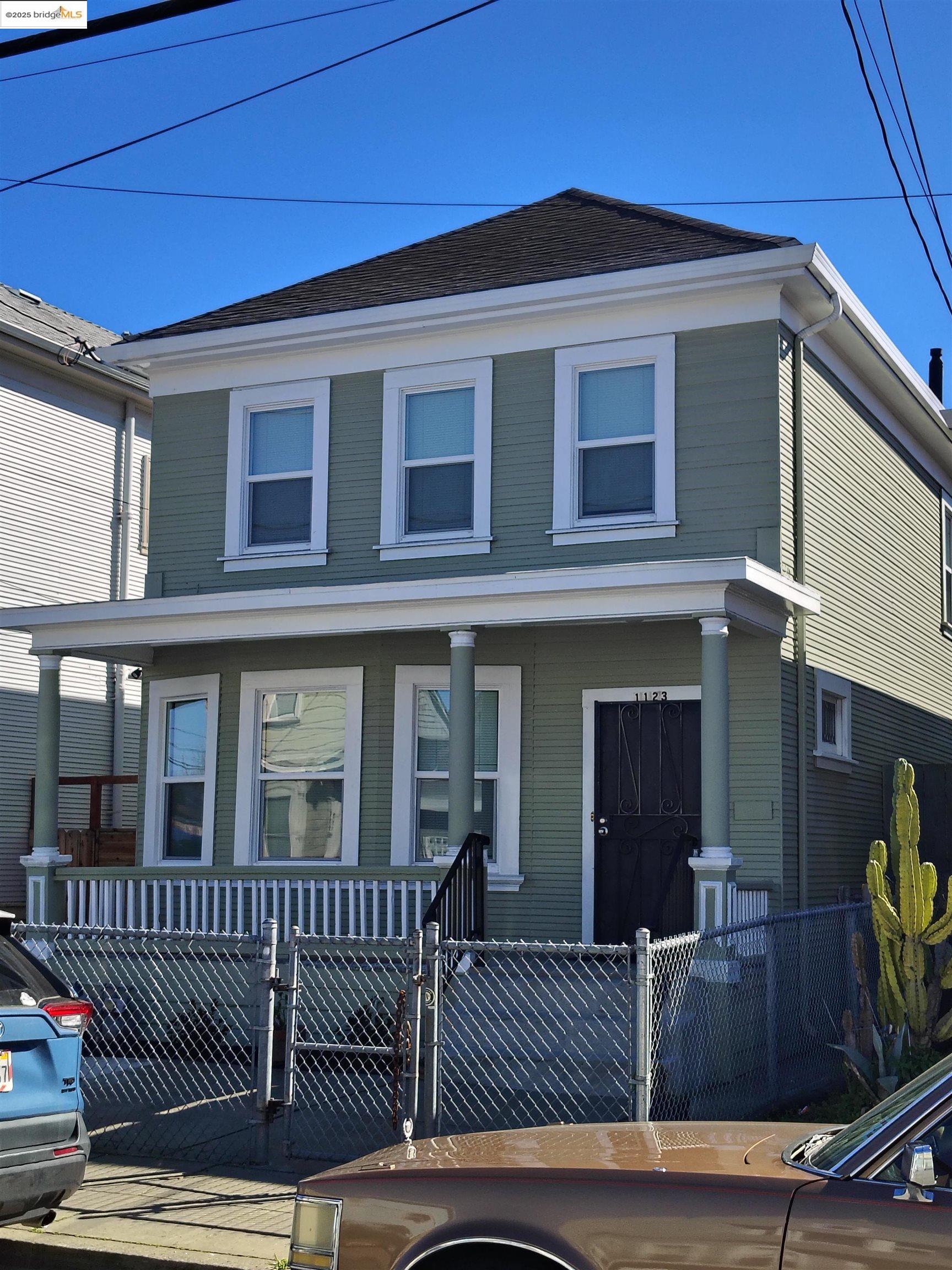 Detail Gallery Image 1 of 1 For 1123 34th St, Oakland,  CA 94608 - 2 Beds | 2 Baths