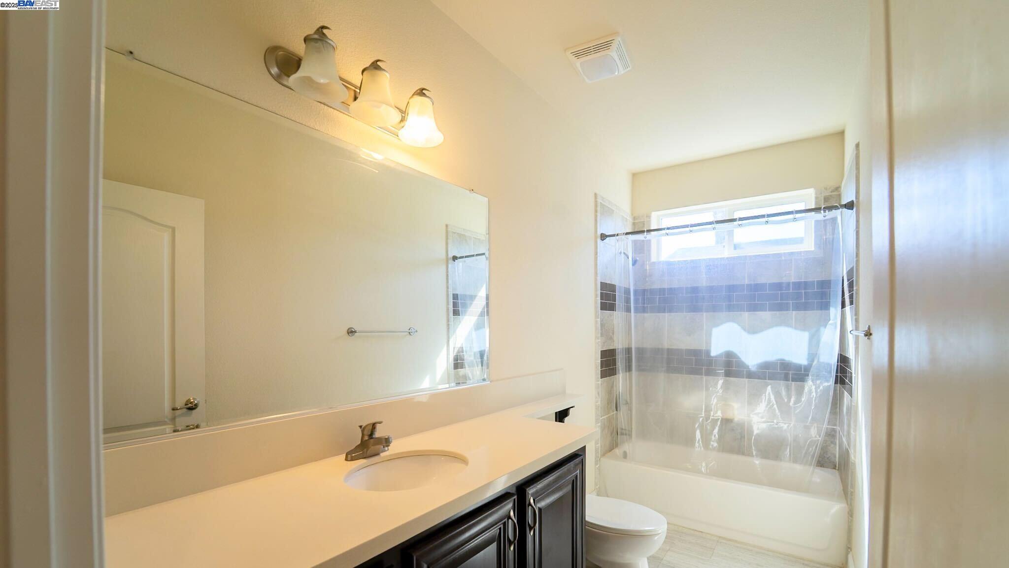 Detail Gallery Image 11 of 19 For 1085 Tasman Dr #207,  Sunnyvale,  CA 94089 - 3 Beds | 2 Baths
