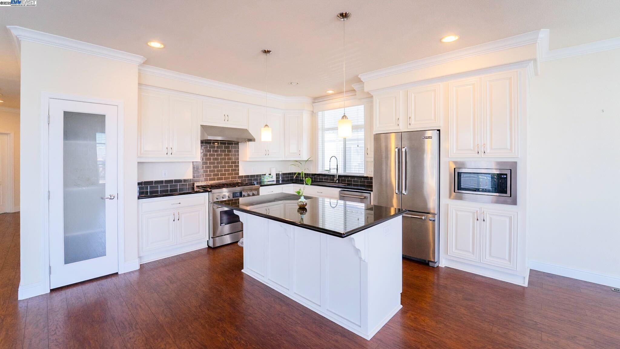 Detail Gallery Image 6 of 19 For 1085 Tasman Dr #207,  Sunnyvale,  CA 94089 - 3 Beds | 2 Baths